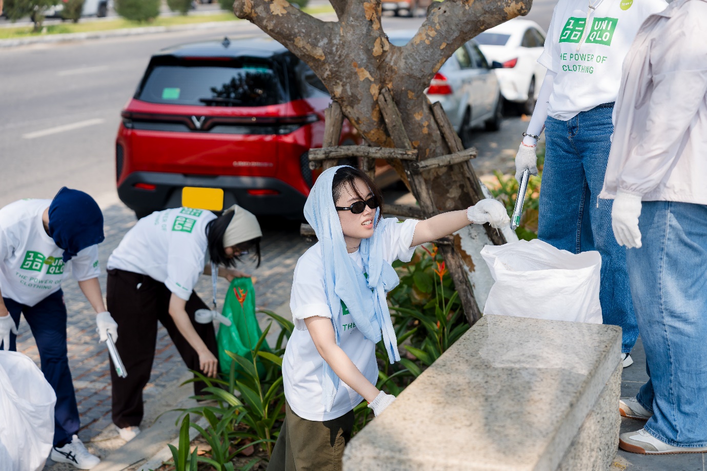 Nh&acirc;n vi&ecirc;n UNIQLO dọn r&aacute;c b&atilde;i biển hưởng ứng Ng&agrave;y Tr&aacute;i Đất - Ảnh 4.