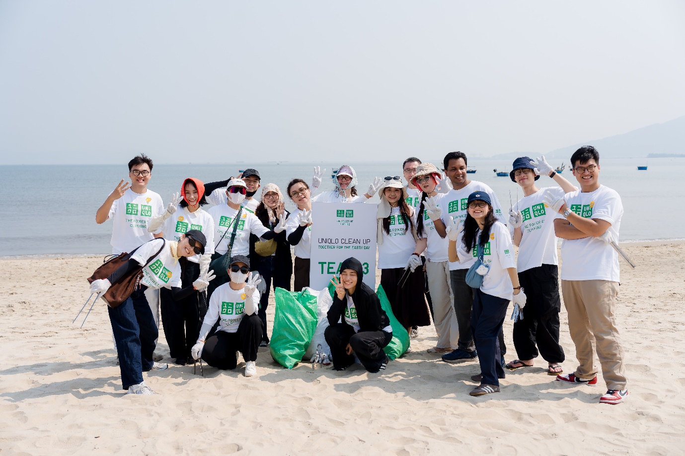 Nh&acirc;n vi&ecirc;n UNIQLO dọn r&aacute;c b&atilde;i biển hưởng ứng Ng&agrave;y Tr&aacute;i Đất - Ảnh 5.