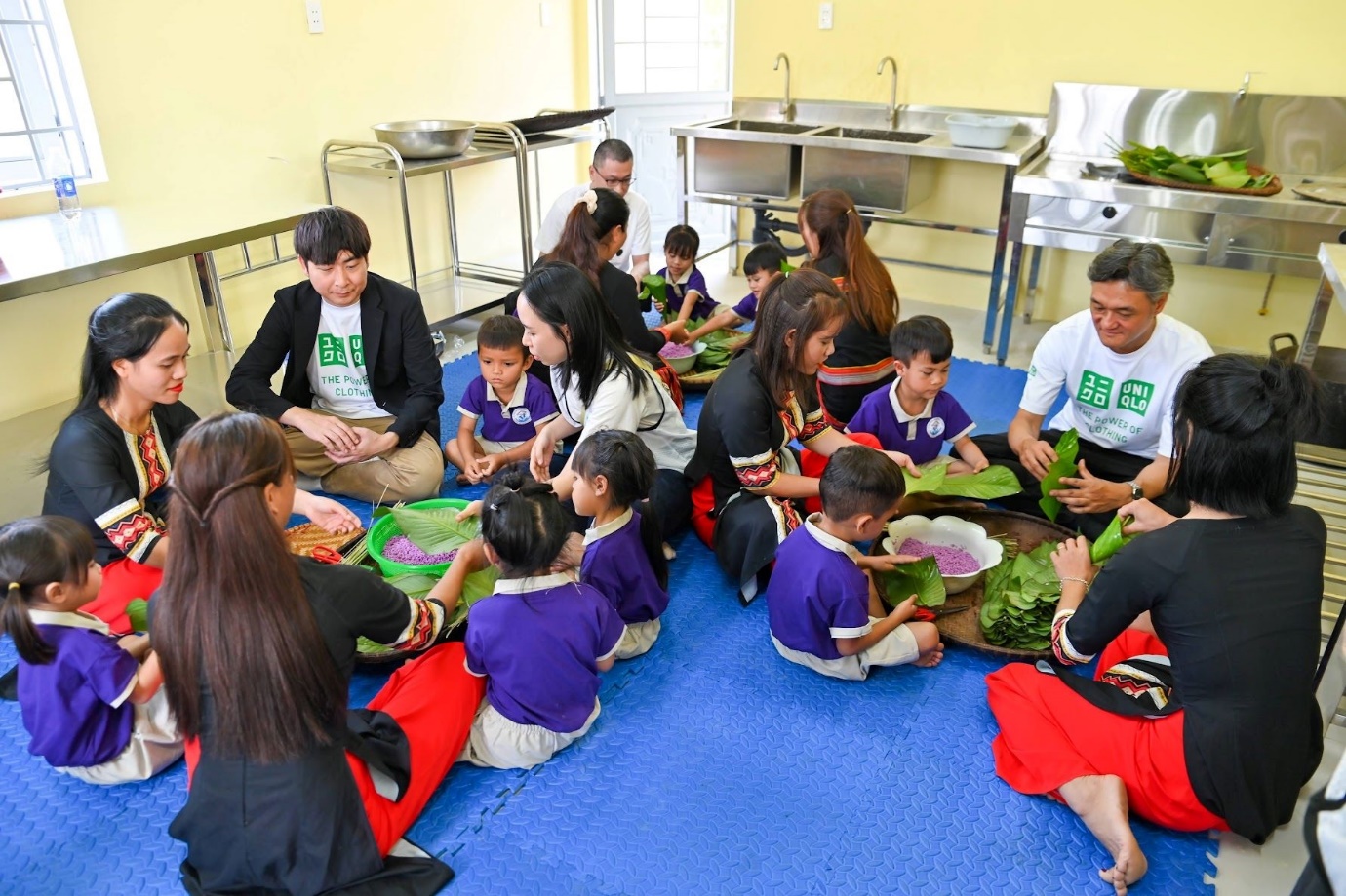 Nh&acirc;n vi&ecirc;n UNIQLO dọn r&aacute;c b&atilde;i biển hưởng ứng Ng&agrave;y Tr&aacute;i Đất - Ảnh 7.