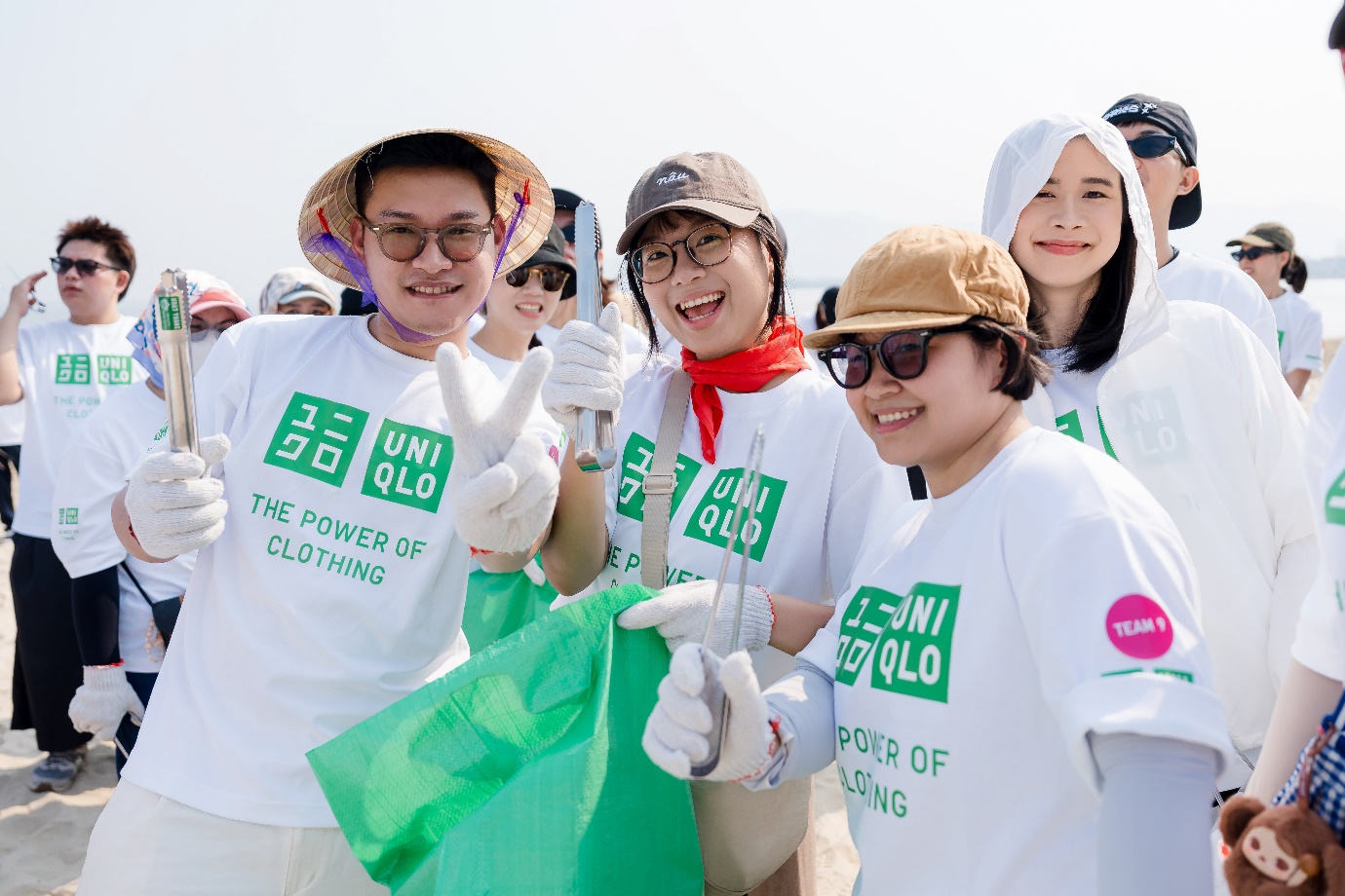 Nh&acirc;n vi&ecirc;n UNIQLO dọn r&aacute;c b&atilde;i biển hưởng ứng Ng&agrave;y Tr&aacute;i Đất - Ảnh 1.