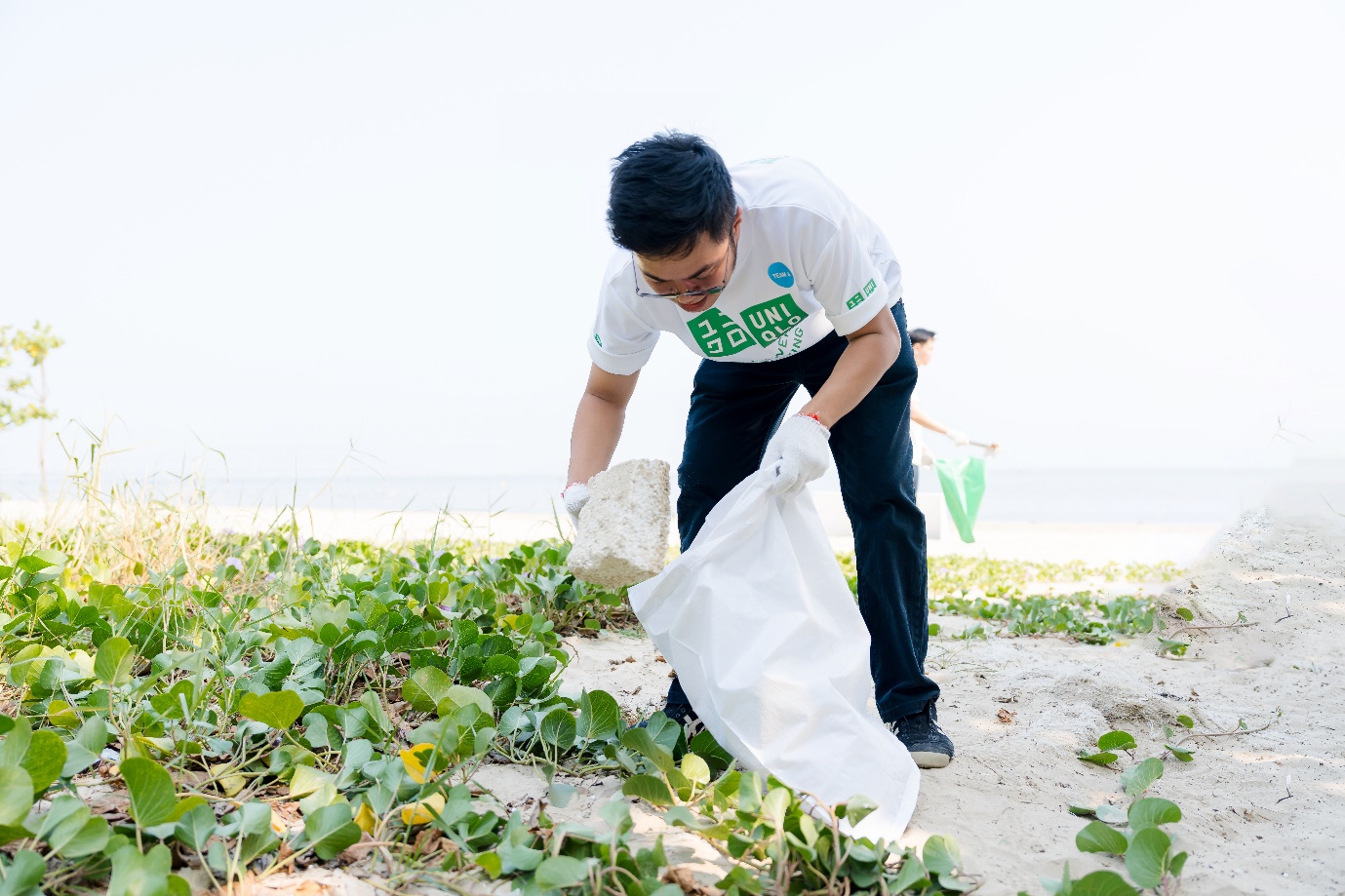 Nh&acirc;n vi&ecirc;n UNIQLO dọn r&aacute;c b&atilde;i biển hưởng ứng Ng&agrave;y Tr&aacute;i Đất - Ảnh 3.