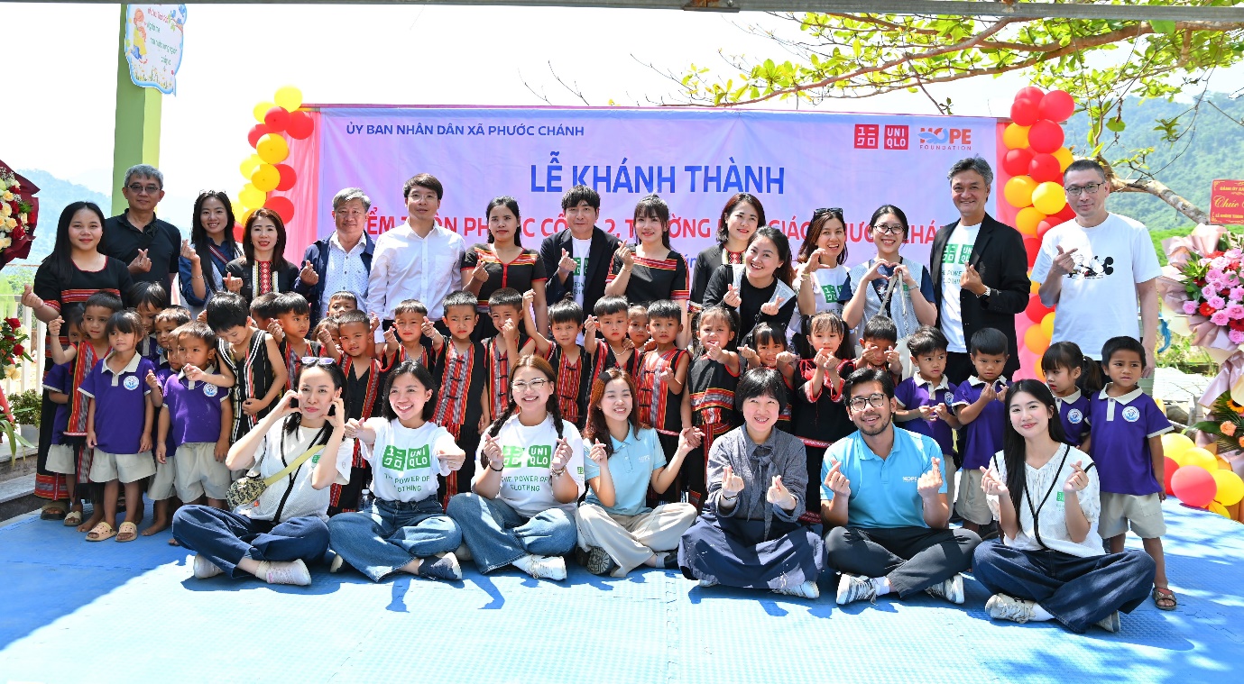 Nh&acirc;n vi&ecirc;n UNIQLO dọn r&aacute;c b&atilde;i biển hưởng ứng Ng&agrave;y Tr&aacute;i Đất - Ảnh 6.