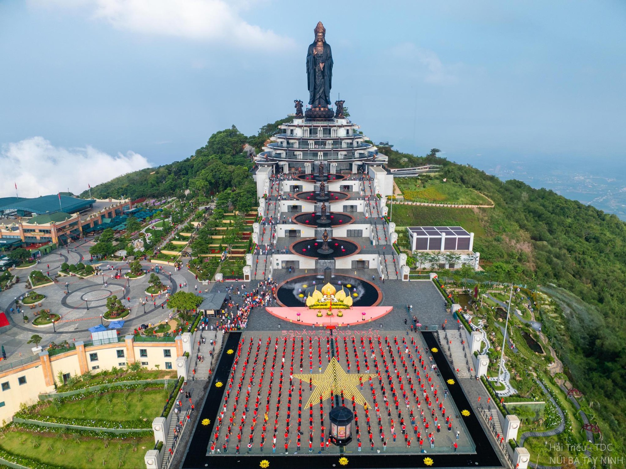Chợ l&aacute; v&agrave; đại lộ cờ hoa tại n&uacute;i B&agrave; Đen đ&atilde; sẵn s&agrave;ng đ&oacute;n kh&aacute;ch dịp Giỗ Tổ v&agrave; 30/4- Ảnh 2.