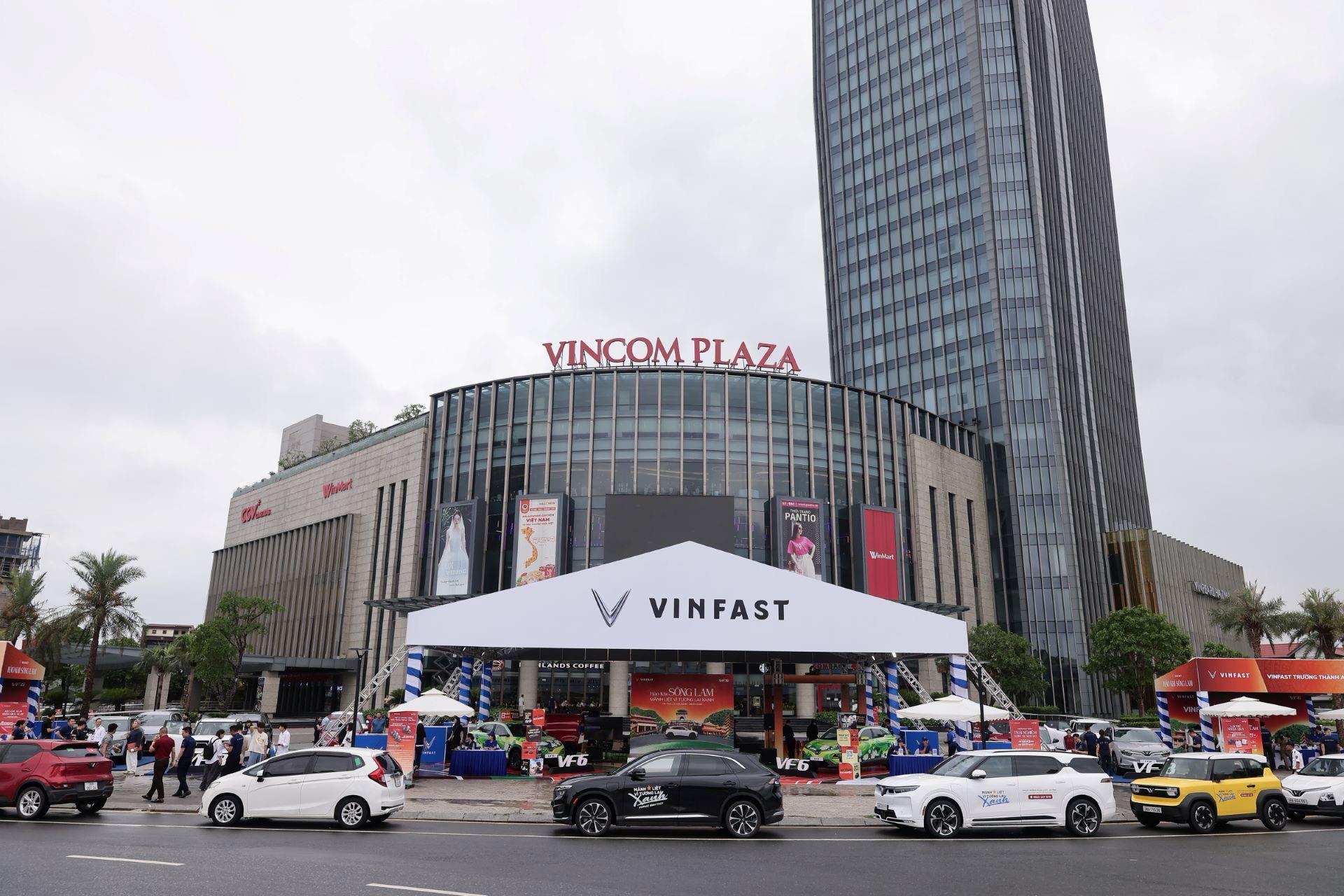 Từ t&ograve; m&ograve; với xe điện, kh&aacute;ch h&agrave;ng H&agrave; Tĩnh &ldquo;cho&aacute;ng&rdquo; với c&ocirc;ng nghệ, sức mạnh của VinFast VF 6 chỉ sau một v&ograve;ng l&aacute;i thử- Ảnh 1.