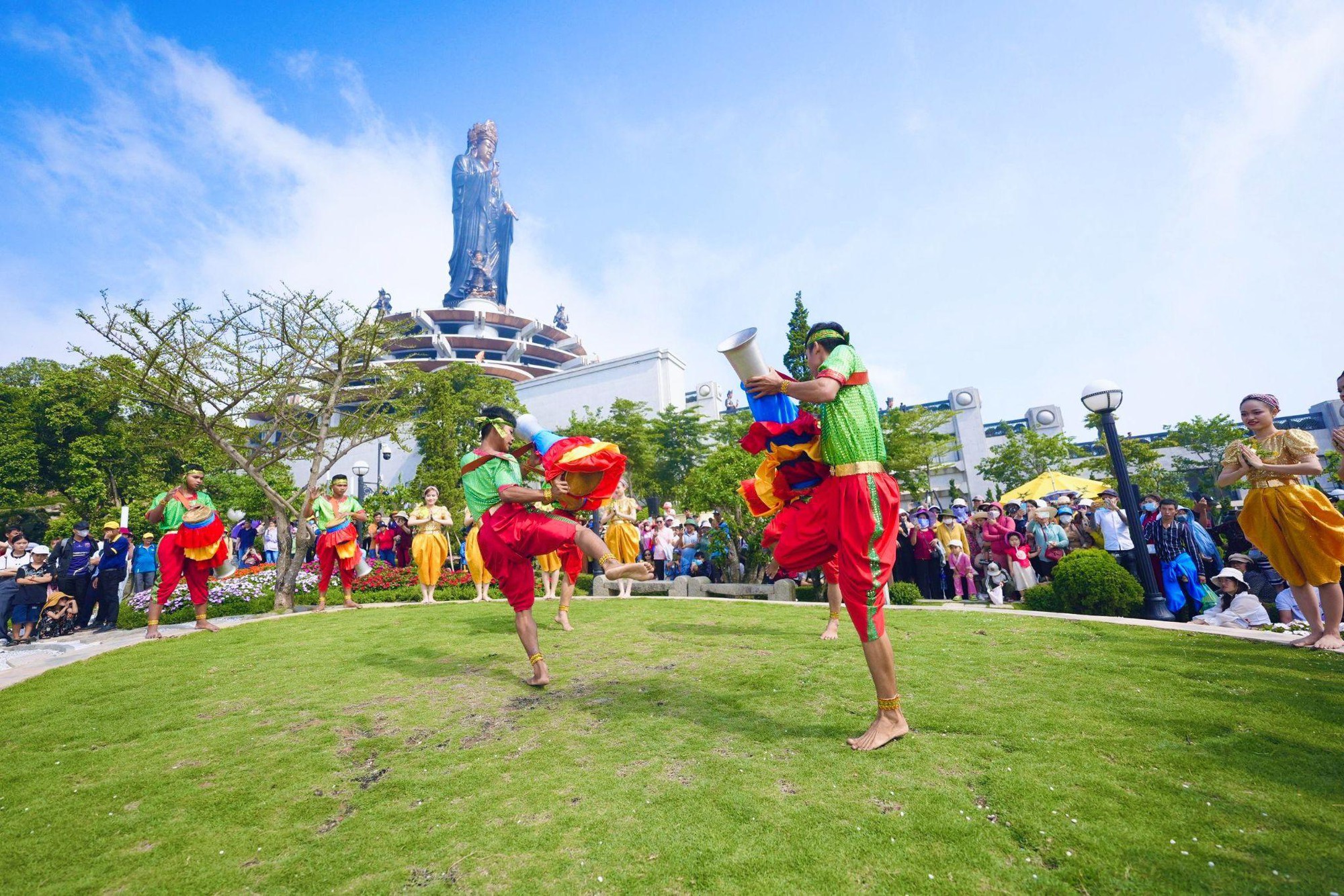 Chợ l&aacute; v&agrave; đại lộ cờ hoa tại n&uacute;i B&agrave; Đen đ&atilde; sẵn s&agrave;ng đ&oacute;n kh&aacute;ch dịp Giỗ Tổ v&agrave; 30/4- Ảnh 12.
