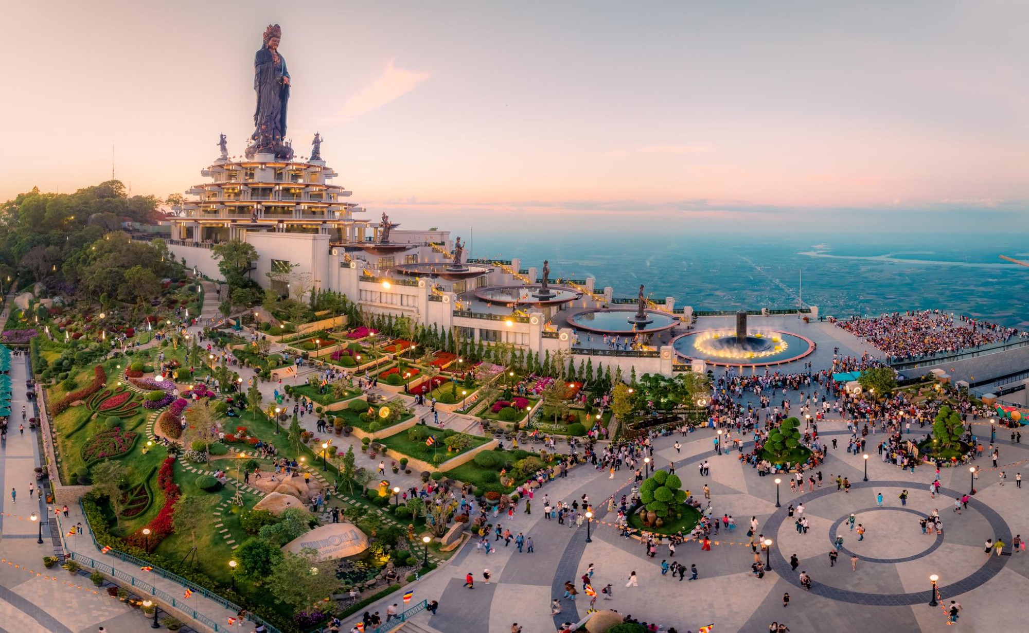 Chợ l&aacute; v&agrave; đại lộ cờ hoa tại n&uacute;i B&agrave; Đen đ&atilde; sẵn s&agrave;ng đ&oacute;n kh&aacute;ch dịp Giỗ Tổ v&agrave; 30/4- Ảnh 14.