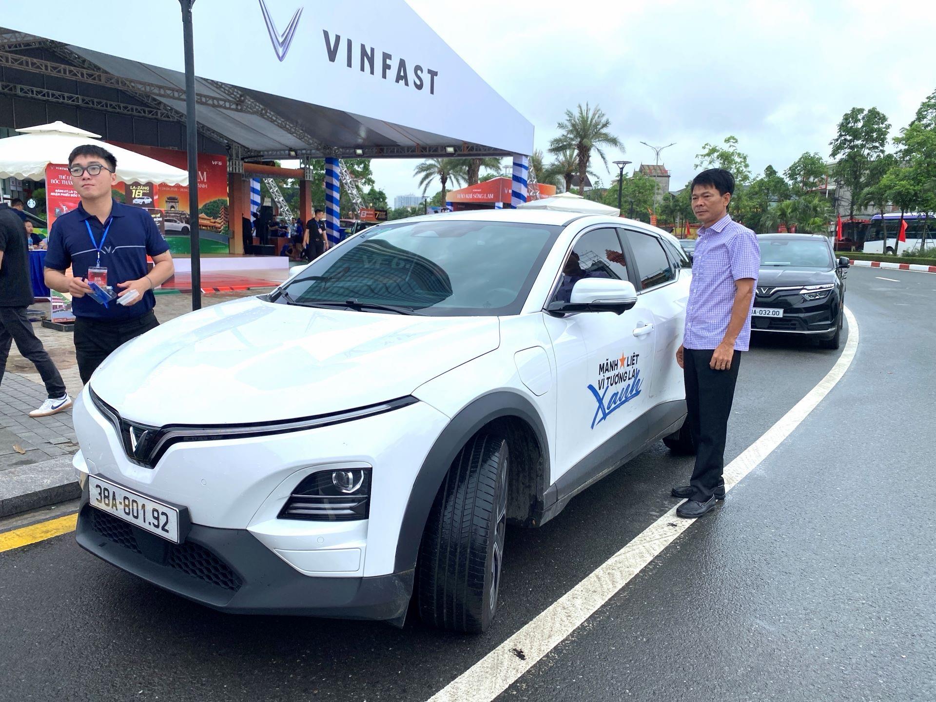 Từ t&ograve; m&ograve; với xe điện, kh&aacute;ch h&agrave;ng H&agrave; Tĩnh &ldquo;cho&aacute;ng&rdquo; với c&ocirc;ng nghệ, sức mạnh của VinFast VF 6 chỉ sau một v&ograve;ng l&aacute;i thử- Ảnh 3.