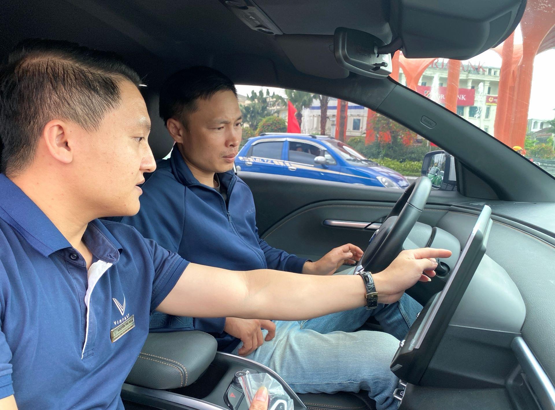 Từ t&ograve; m&ograve; với xe điện, kh&aacute;ch h&agrave;ng H&agrave; Tĩnh &ldquo;cho&aacute;ng&rdquo; với c&ocirc;ng nghệ, sức mạnh của VinFast VF 6 chỉ sau một v&ograve;ng l&aacute;i thử- Ảnh 4.