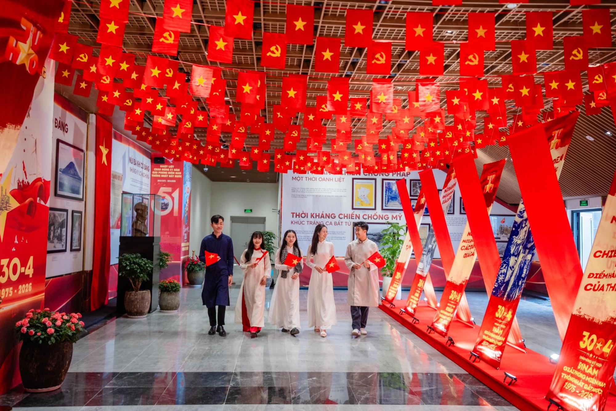 Chợ l&aacute; v&agrave; đại lộ cờ hoa tại n&uacute;i B&agrave; Đen đ&atilde; sẵn s&agrave;ng đ&oacute;n kh&aacute;ch dịp Giỗ Tổ v&agrave; 30/4- Ảnh 8.