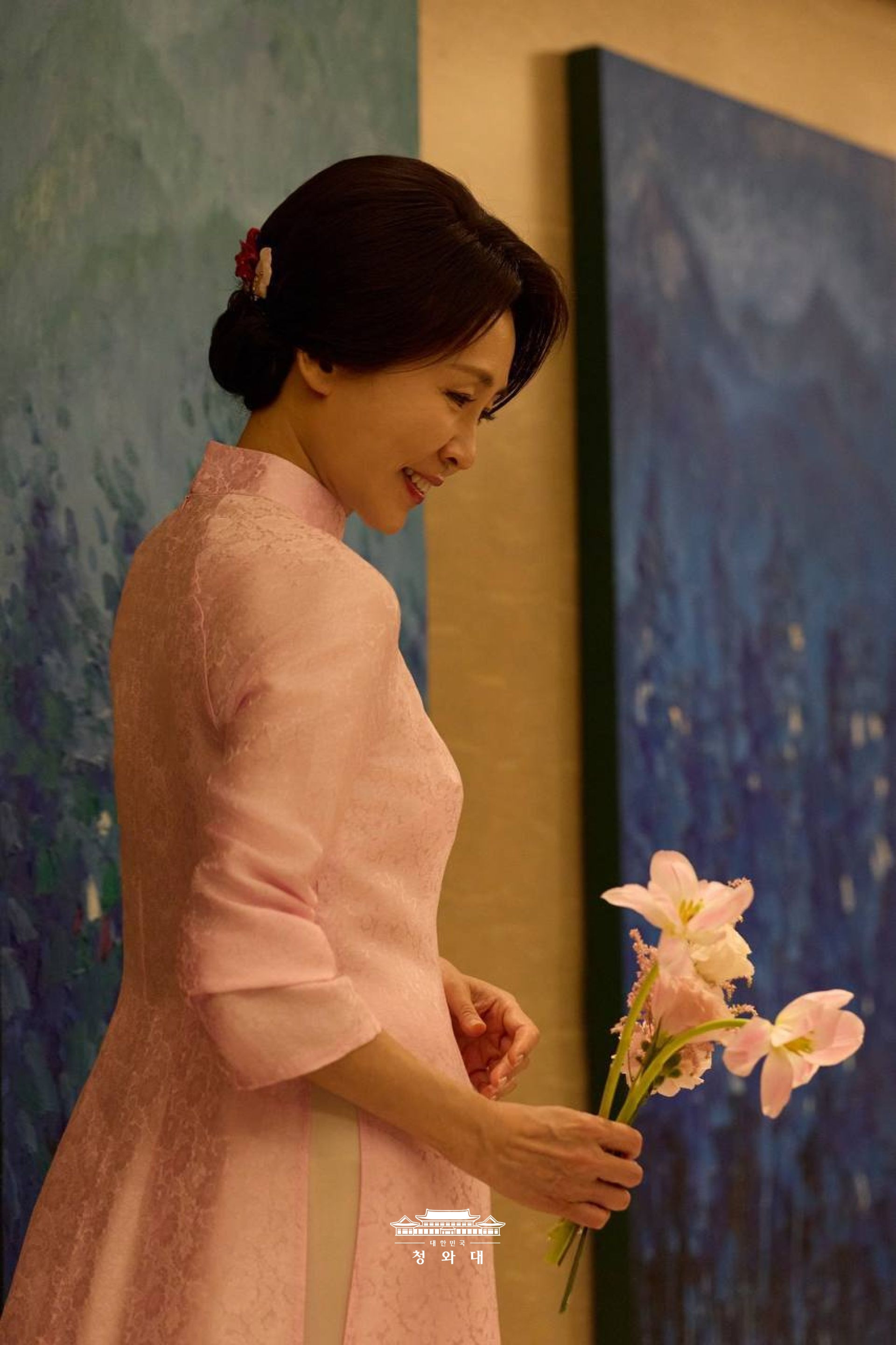 &Aacute;o d&agrave;i Việt Nam khiến Phu nh&acirc;n H&agrave;n Quốc khen ngợi: Họa tiết mang &yacute; nghĩa đẹp, qu&aacute; tr&igrave;nh chọn m&agrave;u v&agrave; l&ecirc;n phom v&ocirc; c&ugrave;ng tỉ mỉ- Ảnh 3.