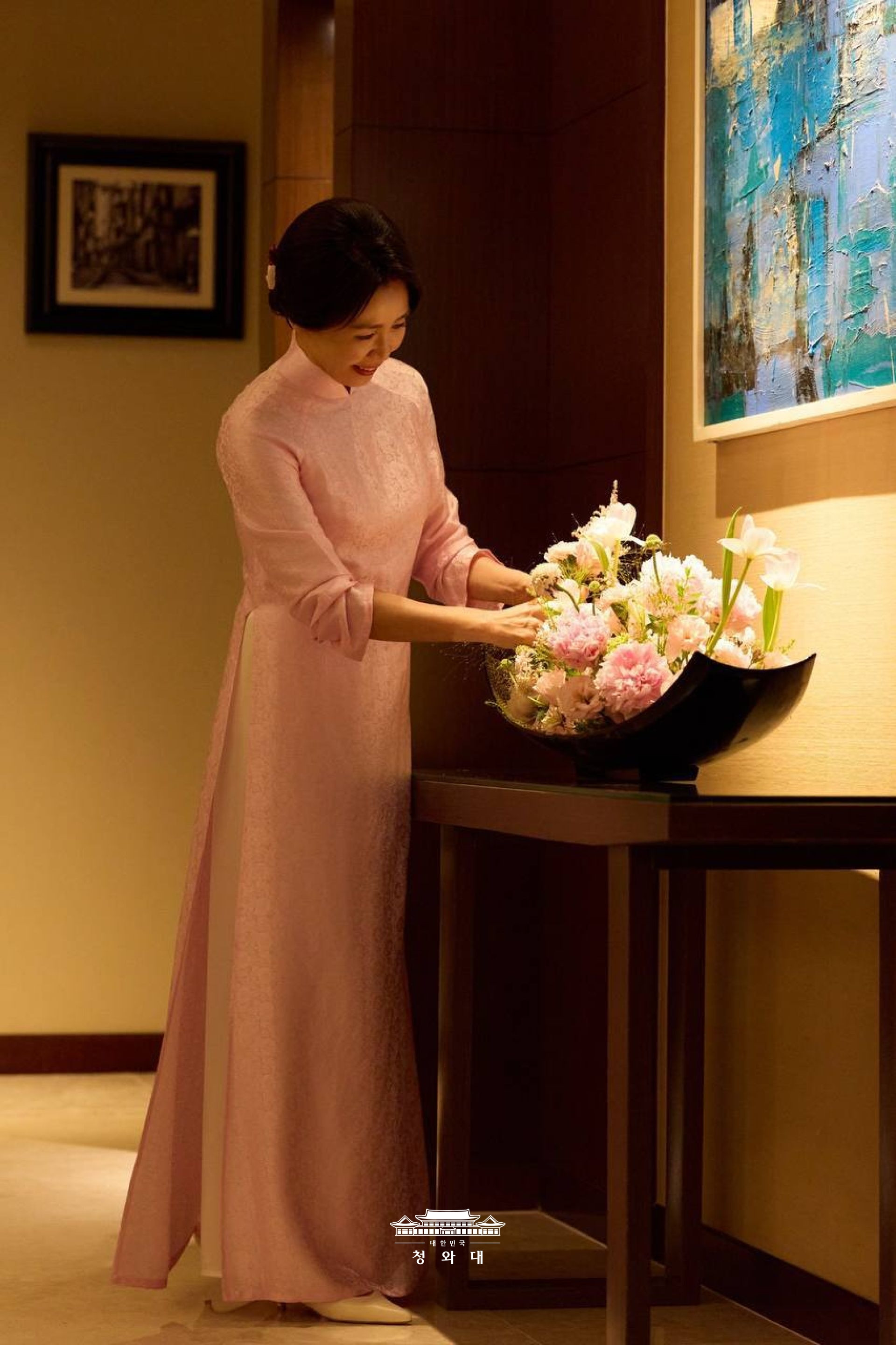 &Aacute;o d&agrave;i Việt Nam khiến Phu nh&acirc;n H&agrave;n Quốc khen ngợi: Họa tiết mang &yacute; nghĩa đẹp, qu&aacute; tr&igrave;nh chọn m&agrave;u v&agrave; l&ecirc;n phom v&ocirc; c&ugrave;ng tỉ mỉ- Ảnh 5.