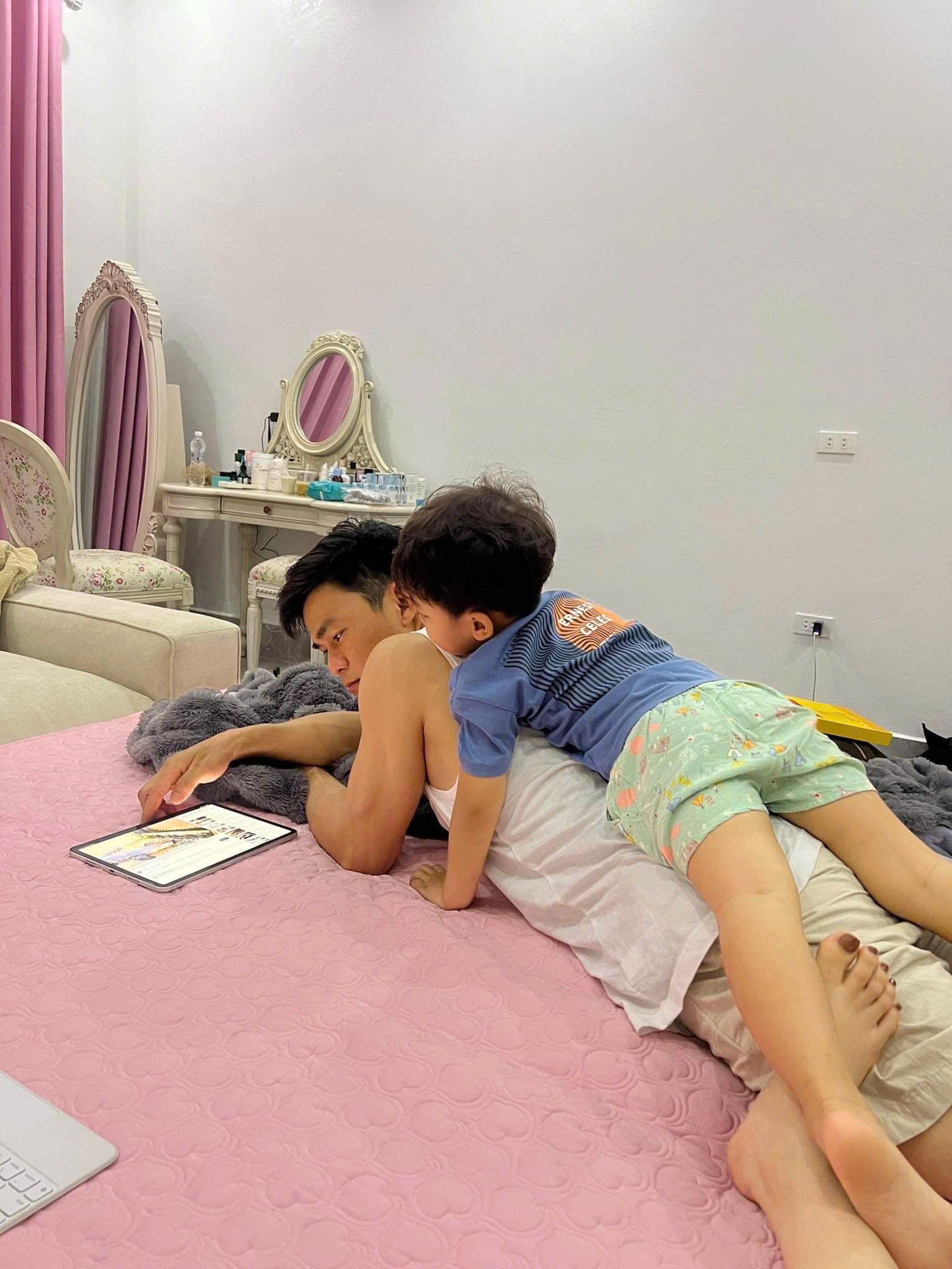 Nh&igrave;n b&eacute; Bo v&ocirc; tư quấn qu&yacute;t b&ecirc;n bố Cương chợt nhận ra: D&aacute;ng vẻ của một đứa trẻ hạnh ph&uacute;c thật sự l&agrave; thứ kh&ocirc;ng thể "diễn"- Ảnh 4.