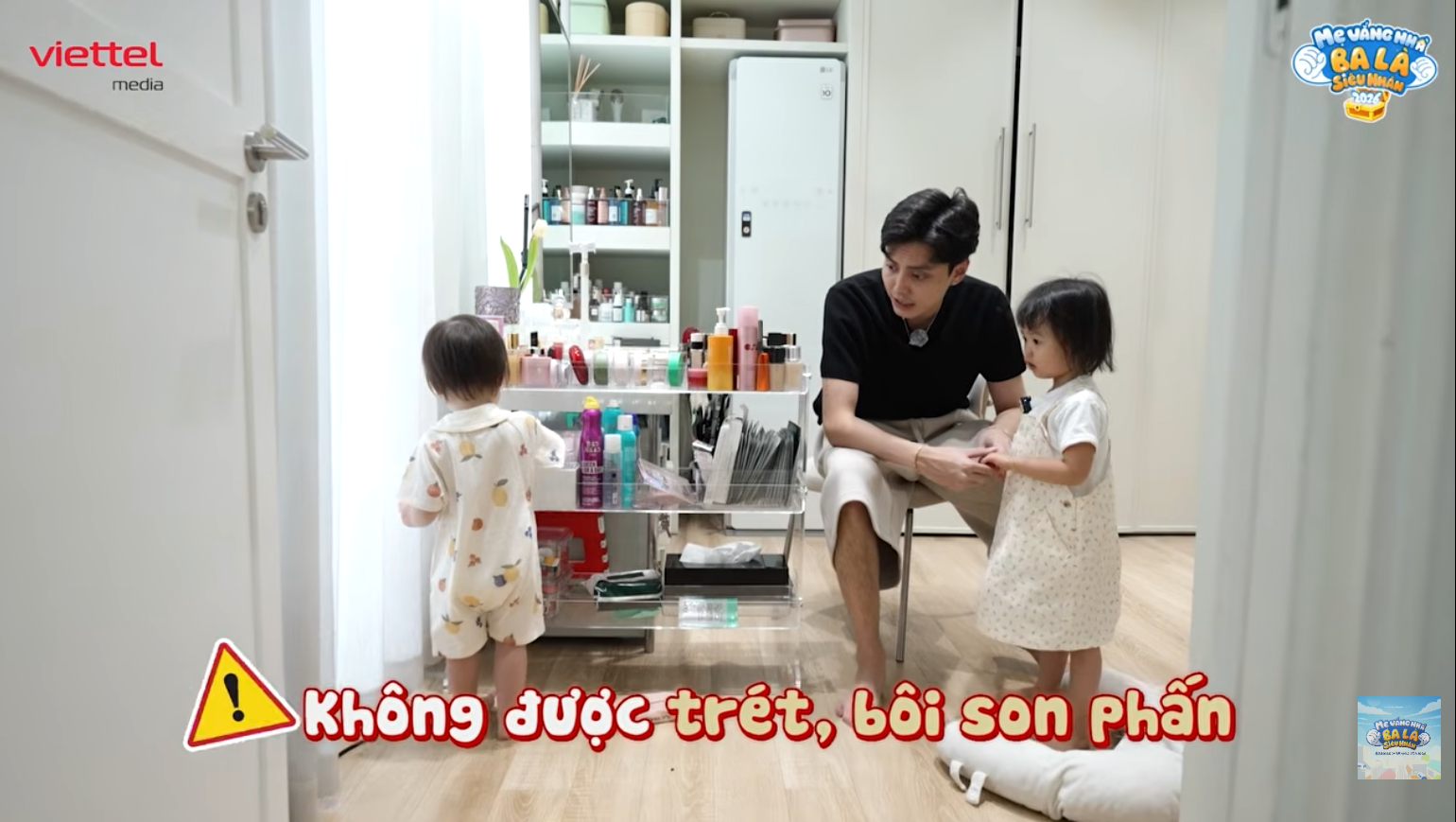 Hai b&aacute;nh b&egrave;o nh&agrave; "mom Dương" rủ nhau nghịch son của mẹ: Cả người nhoe nho&eacute;t son, vẫn cố "phi tang dấu vết" khiến c&otilde;i mạng cười ngất- Ảnh 1.