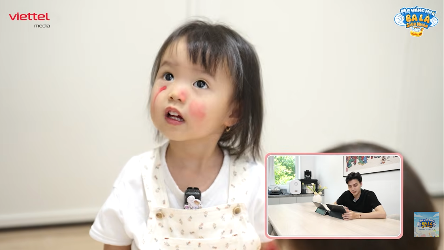 Hai b&aacute;nh b&egrave;o nh&agrave; "mom Dương" rủ nhau nghịch son của mẹ: Cả người nhoe nho&eacute;t son, vẫn cố "phi tang dấu vết" khiến c&otilde;i mạng cười ngất- Ảnh 2.