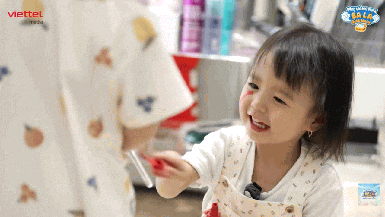 Hai b&aacute;nh b&egrave;o nh&agrave; "mom Dương" rủ nhau nghịch son của mẹ: Cả người nhoe nho&eacute;t son, vẫn cố "phi tang dấu vết" khiến c&otilde;i mạng cười ngất- Ảnh 3.