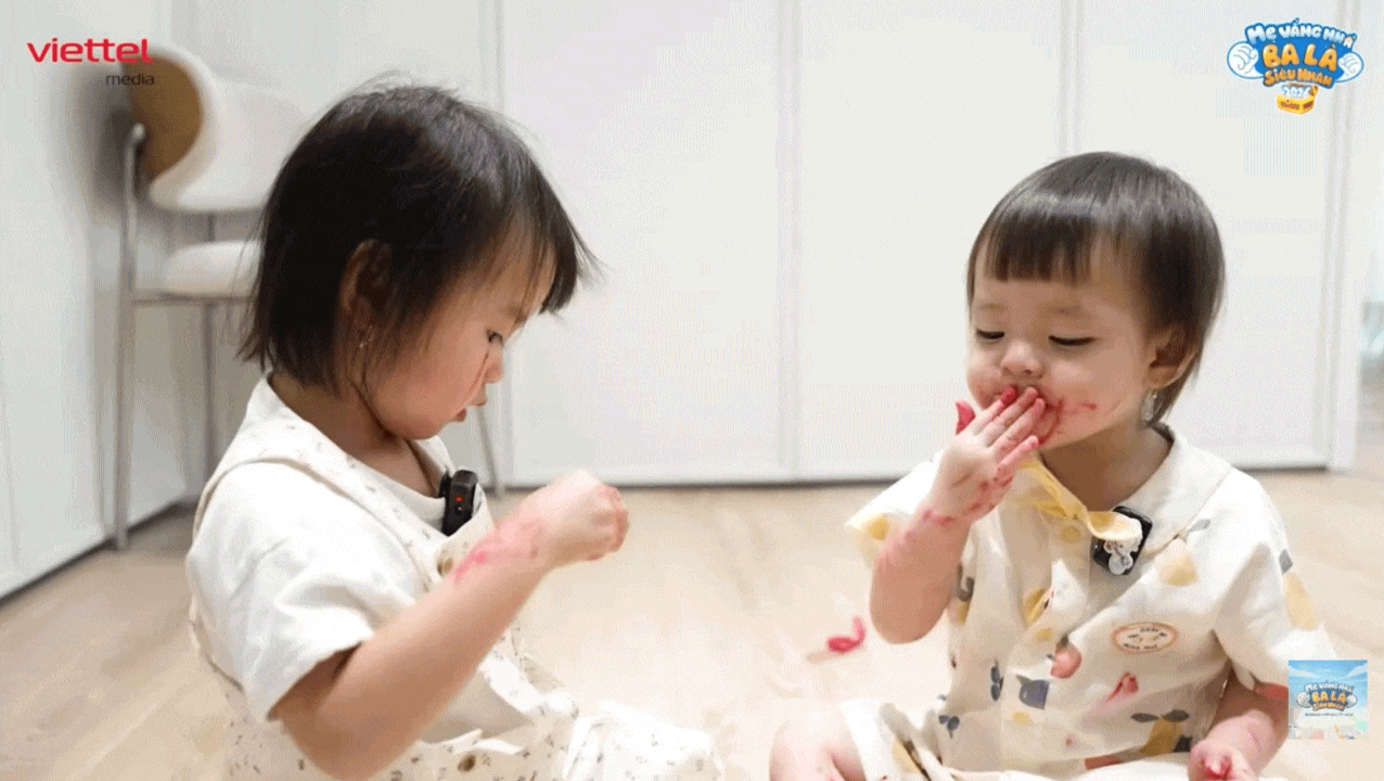 Hai b&aacute;nh b&egrave;o nh&agrave; "mom Dương" rủ nhau nghịch son của mẹ: Cả người nhoe nho&eacute;t son, vẫn cố "phi tang dấu vết" khiến c&otilde;i mạng cười ngất- Ảnh 4.