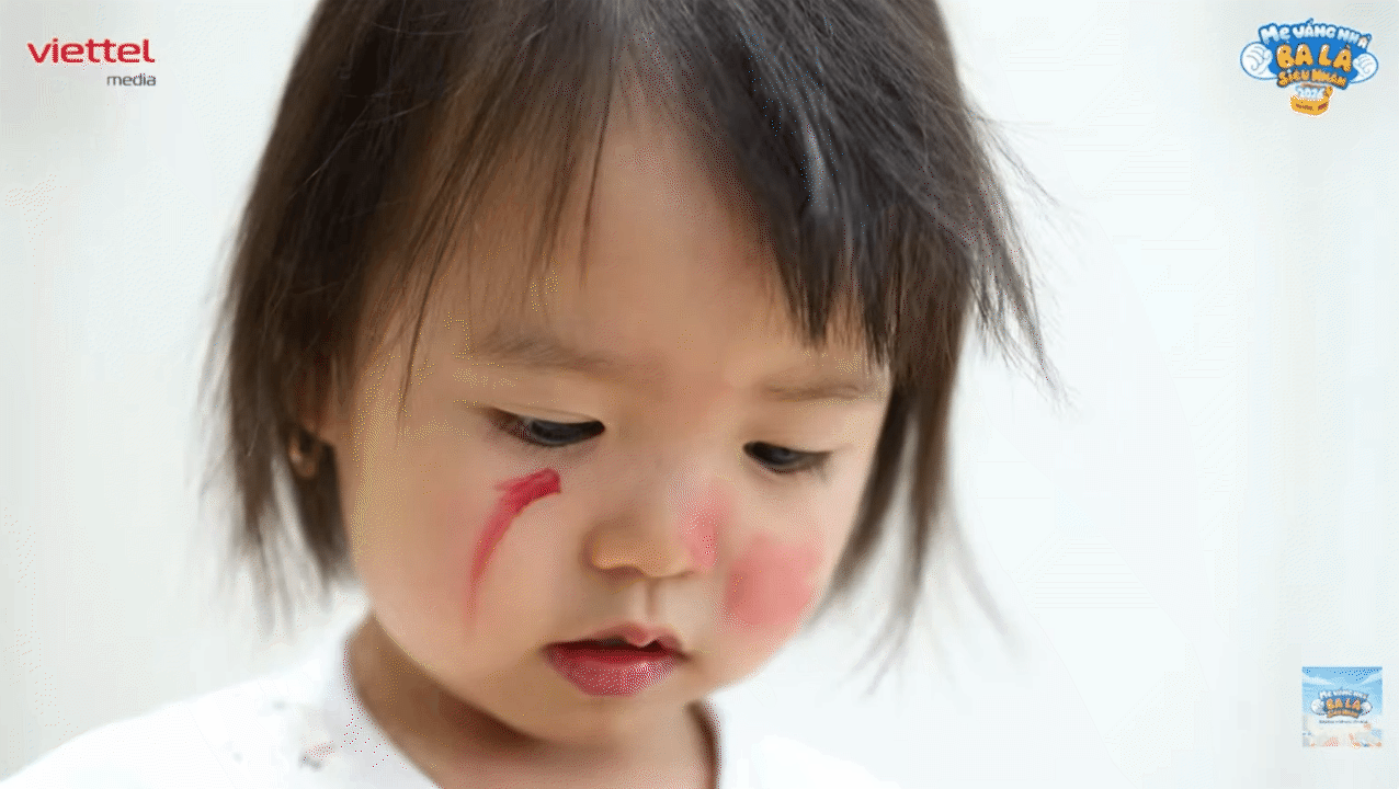 Hai b&aacute;nh b&egrave;o nh&agrave; "mom Dương" rủ nhau nghịch son của mẹ: Cả người nhoe nho&eacute;t son, vẫn cố "phi tang dấu vết" khiến c&otilde;i mạng cười ngất- Ảnh 5.