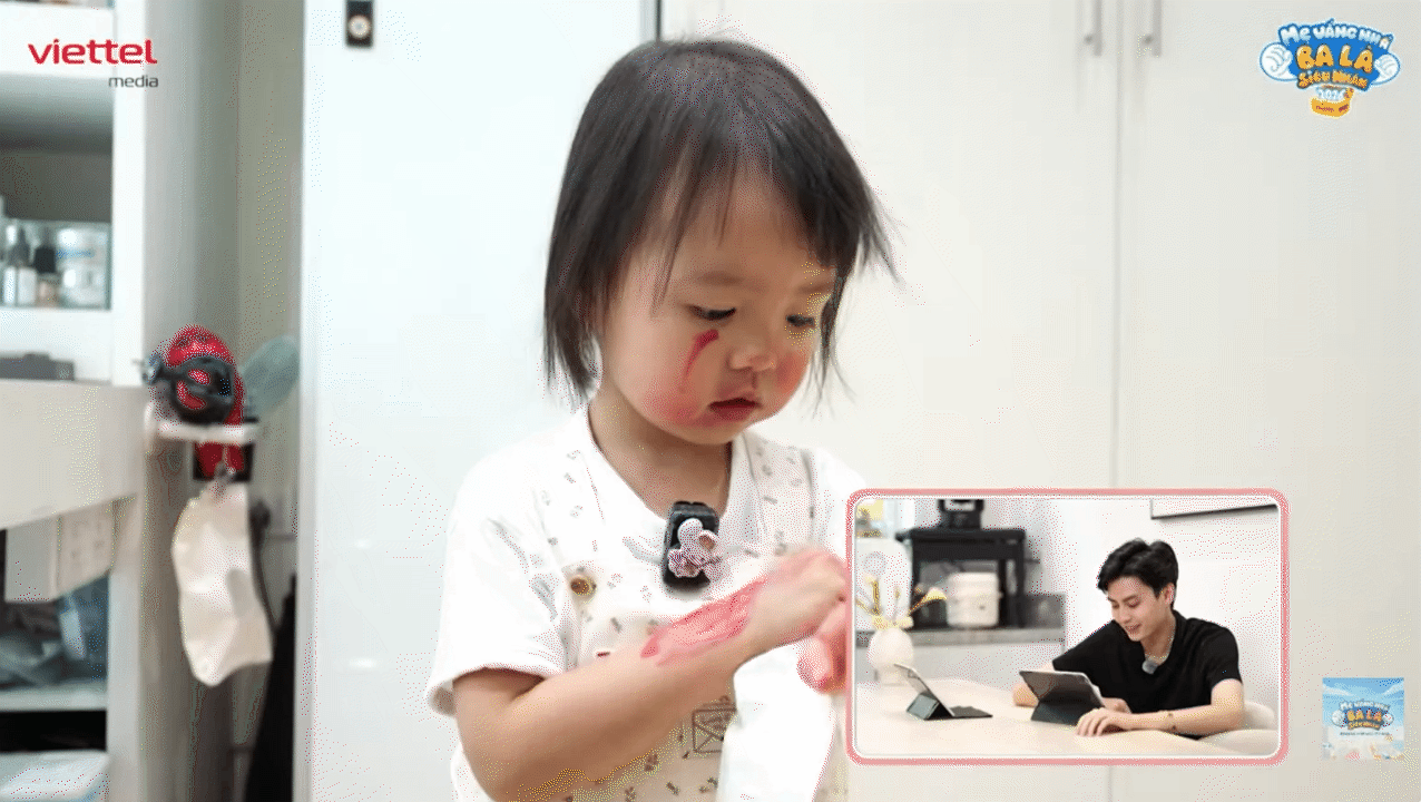 Hai b&aacute;nh b&egrave;o nh&agrave; "mom Dương" rủ nhau nghịch son của mẹ: Cả người nhoe nho&eacute;t son, vẫn cố "phi tang dấu vết" khiến c&otilde;i mạng cười ngất- Ảnh 6.