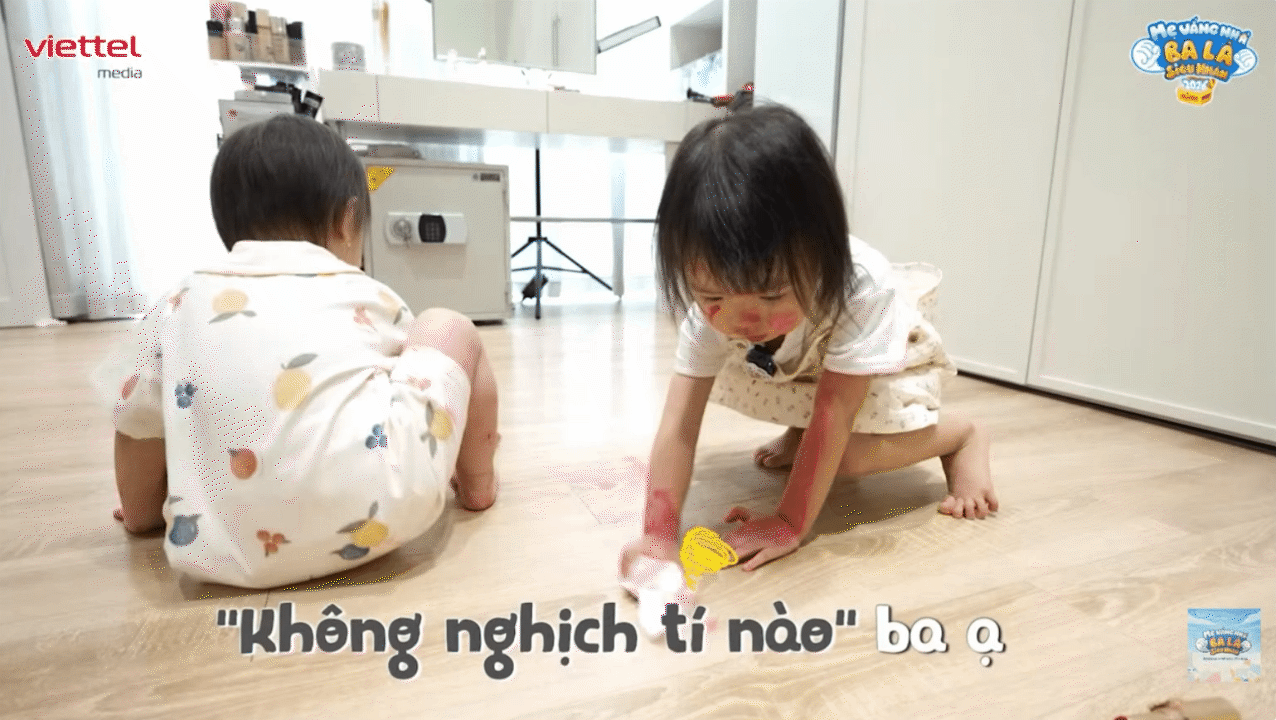 Hai b&aacute;nh b&egrave;o nh&agrave; "mom Dương" rủ nhau nghịch son của mẹ: Cả người nhoe nho&eacute;t son, vẫn cố "phi tang dấu vết" khiến c&otilde;i mạng cười ngất- Ảnh 7.