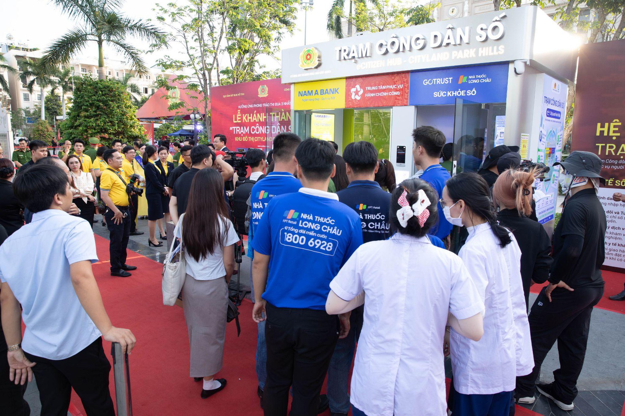Người d&acirc;n mua thuốc, chăm s&oacute;c sức khoẻ thuận tiện tại Trạm C&ocirc;ng d&acirc;n số nhờ định danh điện tử- Ảnh 1.