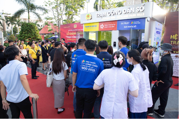 Gia đ&igrave;nh h&agrave;o hứng trải nghiệm chăm s&oacute;c sức khoẻ th&ocirc;ng minh tại Trạm C&ocirc;ng d&acirc;n số- Ảnh 1.