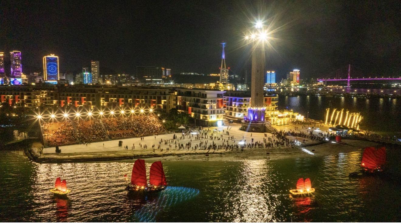 H&agrave;ng ngh&igrave;n du kh&aacute;ch đổ về &ldquo;thương cảng&rdquo; VUI-Fest Ha Long ng&agrave;y khai trương- Ảnh 1.