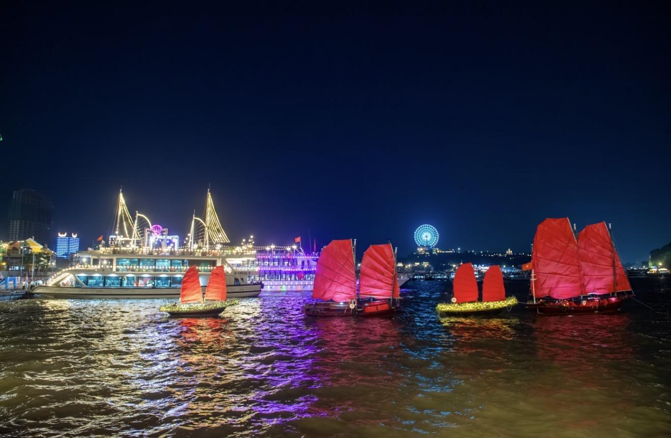 H&agrave;ng ngh&igrave;n du kh&aacute;ch đổ về &ldquo;thương cảng&rdquo; VUI-Fest Ha Long ng&agrave;y khai trương- Ảnh 2.