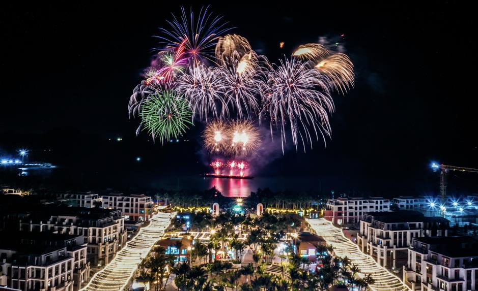 Đ&ecirc;m khai trương VUI-Fest C&aacute;t B&agrave;: H&agrave;ng ngh&igrave;n du kh&aacute;ch &ldquo;đổ bộ&rdquo;, vịnh trung t&acirc;m rực s&aacute;ng kh&ocirc;ng ngủ- Ảnh 1.