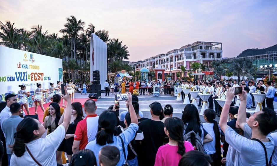 Đ&ecirc;m khai trương VUI-Fest C&aacute;t B&agrave;: H&agrave;ng ngh&igrave;n du kh&aacute;ch &ldquo;đổ bộ&rdquo;, vịnh trung t&acirc;m rực s&aacute;ng kh&ocirc;ng ngủ- Ảnh 2.