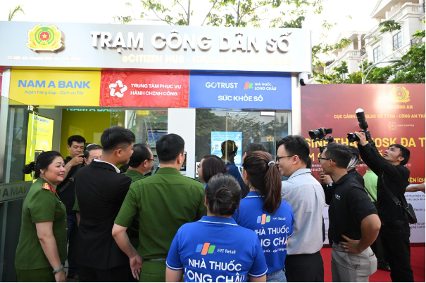 Gia đ&igrave;nh h&agrave;o hứng trải nghiệm chăm s&oacute;c sức khoẻ th&ocirc;ng minh tại Trạm C&ocirc;ng d&acirc;n số- Ảnh 12.