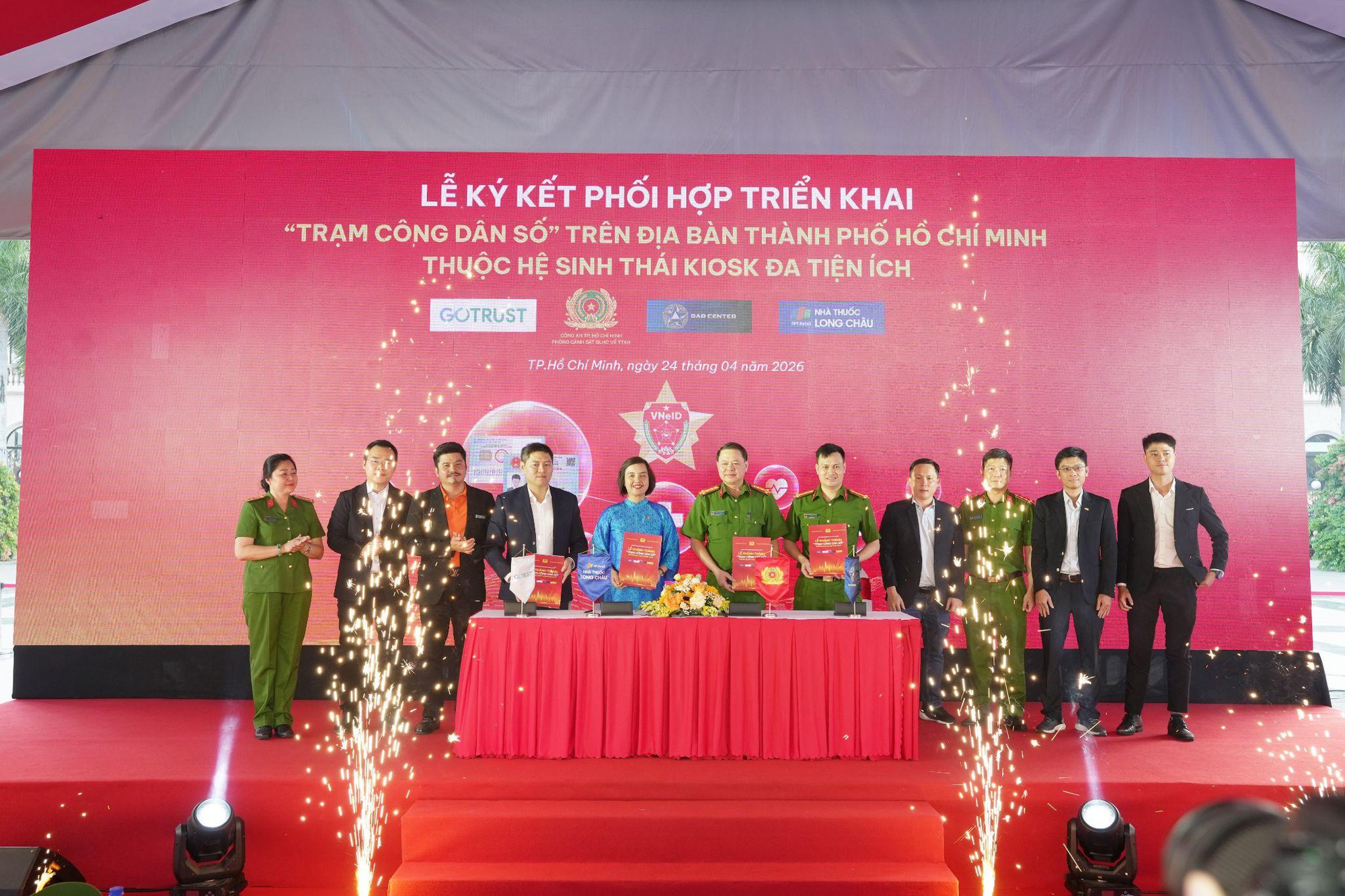 Người d&acirc;n mua thuốc, chăm s&oacute;c sức khoẻ thuận tiện tại Trạm C&ocirc;ng d&acirc;n số nhờ định danh điện tử- Ảnh 2.