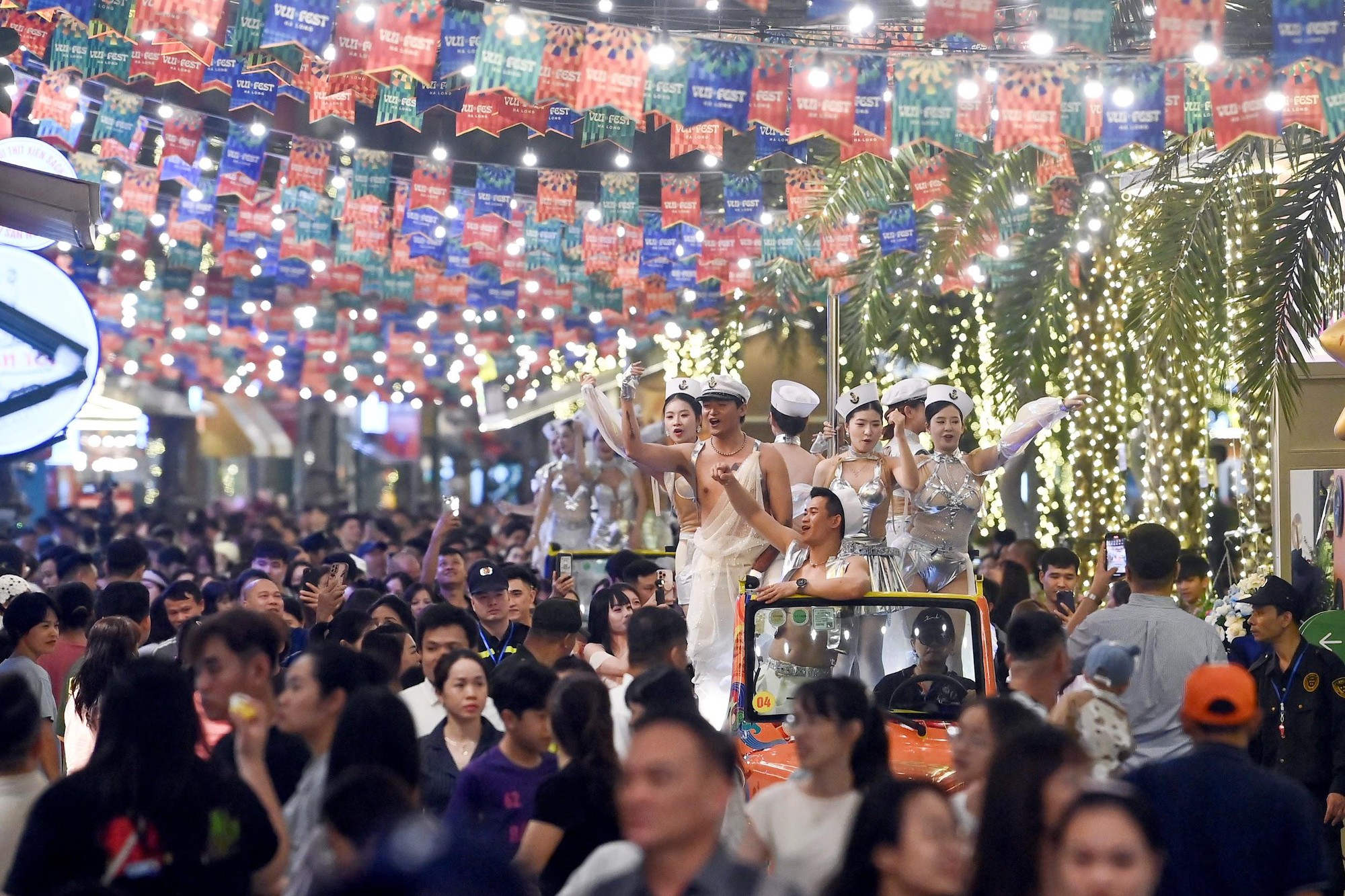 H&agrave;ng ngh&igrave;n du kh&aacute;ch đổ về &ldquo;thương cảng&rdquo; VUI-Fest Ha Long ng&agrave;y khai trương- Ảnh 4.