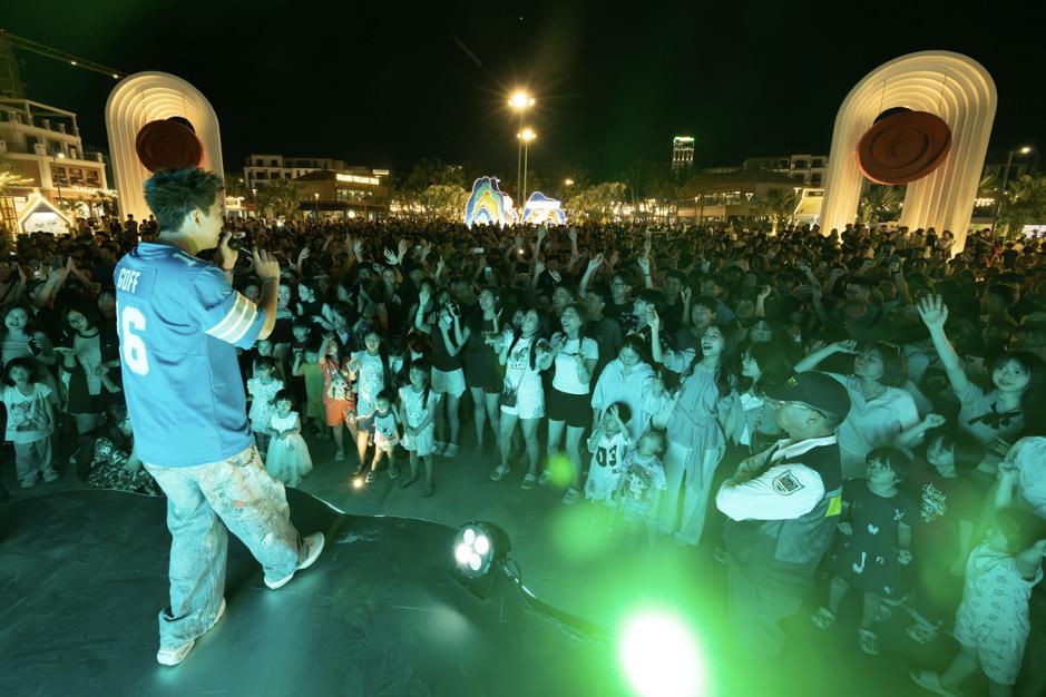 Đ&ecirc;m khai trương VUI-Fest C&aacute;t B&agrave;: H&agrave;ng ngh&igrave;n du kh&aacute;ch &ldquo;đổ bộ&rdquo;, vịnh trung t&acirc;m rực s&aacute;ng kh&ocirc;ng ngủ- Ảnh 4.