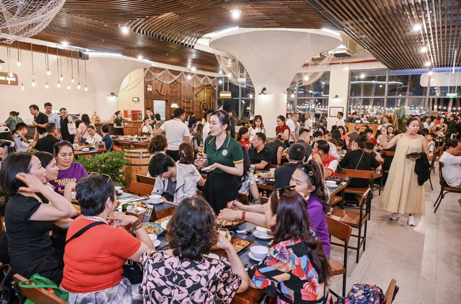 Đ&ecirc;m khai trương VUI-Fest C&aacute;t B&agrave;: H&agrave;ng ngh&igrave;n du kh&aacute;ch &ldquo;đổ bộ&rdquo;, vịnh trung t&acirc;m rực s&aacute;ng kh&ocirc;ng ngủ- Ảnh 5.