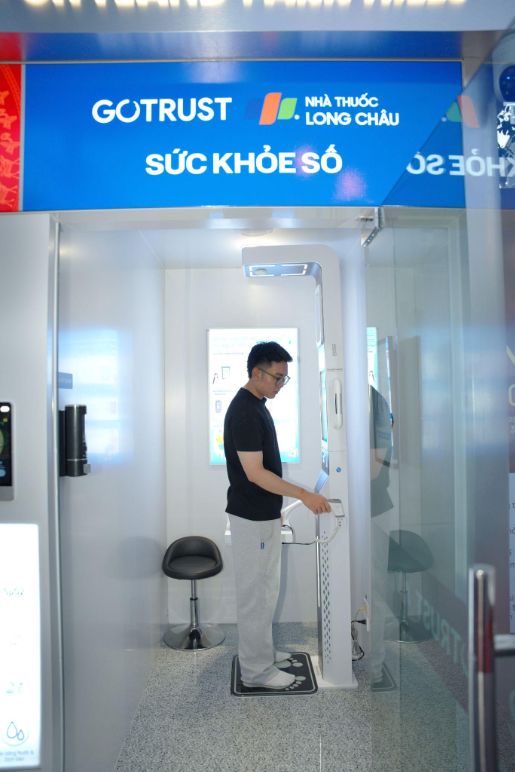 Gia đ&igrave;nh h&agrave;o hứng trải nghiệm chăm s&oacute;c sức khoẻ th&ocirc;ng minh tại Trạm C&ocirc;ng d&acirc;n số- Ảnh 6.