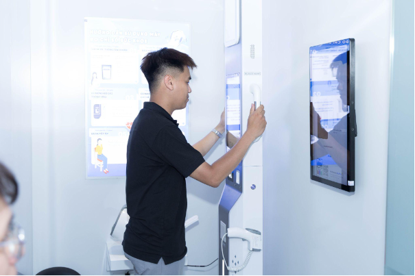 Gia đ&igrave;nh h&agrave;o hứng trải nghiệm chăm s&oacute;c sức khoẻ th&ocirc;ng minh tại Trạm C&ocirc;ng d&acirc;n số- Ảnh 10.