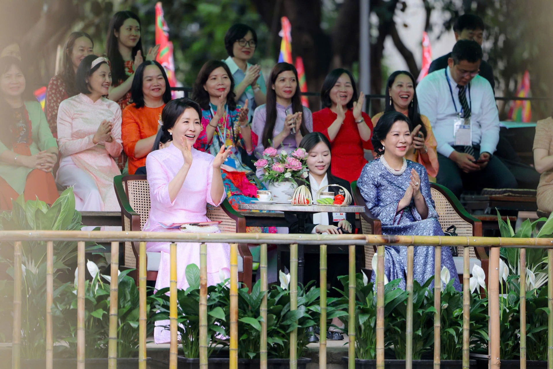 &Aacute;o d&agrave;i Việt Nam khiến Phu nh&acirc;n H&agrave;n Quốc khen ngợi: Họa tiết mang &yacute; nghĩa đẹp, qu&aacute; tr&igrave;nh chọn m&agrave;u v&agrave; l&ecirc;n phom v&ocirc; c&ugrave;ng tỉ mỉ- Ảnh 1.