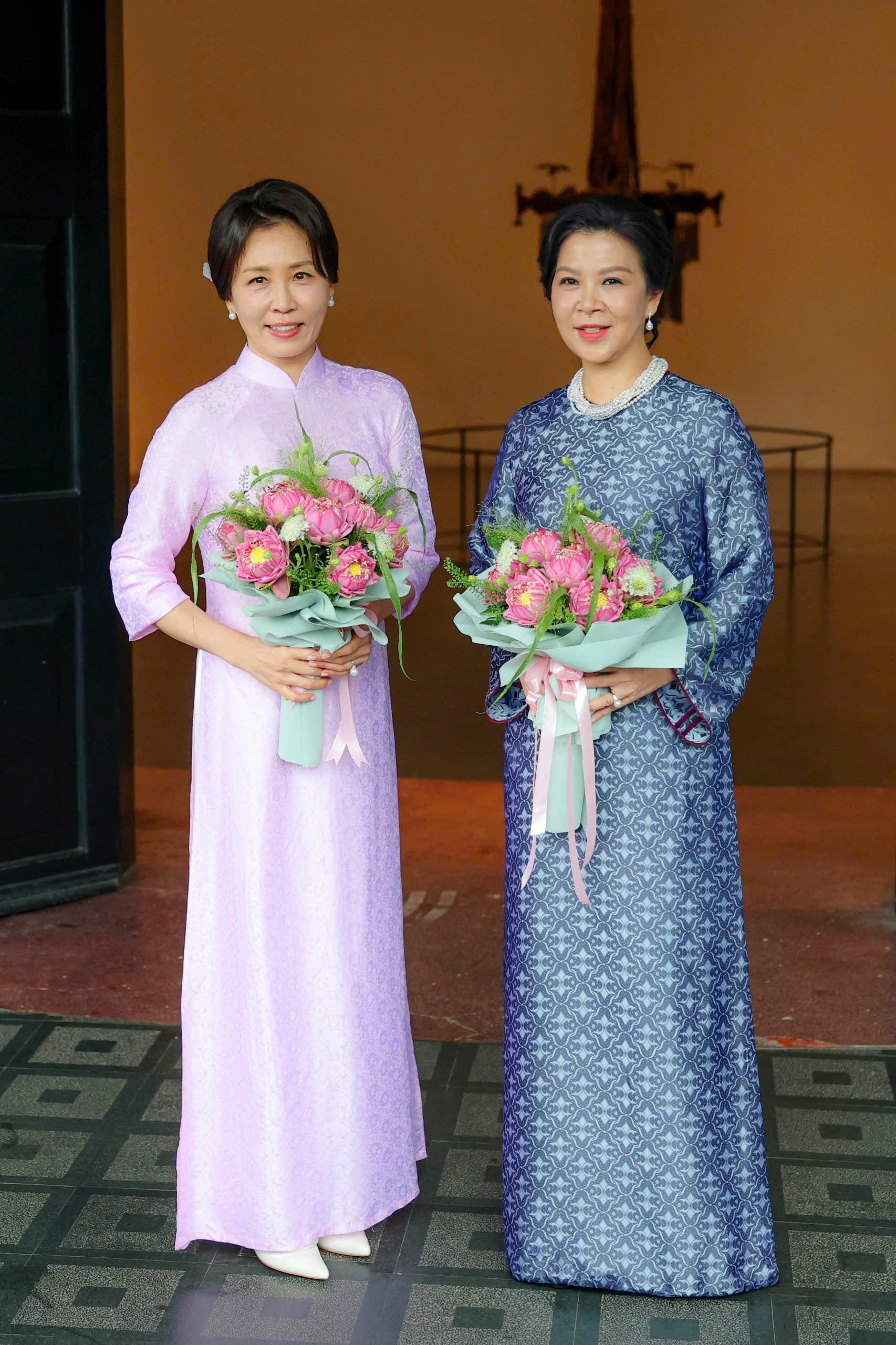 &Aacute;o d&agrave;i Việt Nam khiến Phu nh&acirc;n H&agrave;n Quốc khen ngợi: Họa tiết mang &yacute; nghĩa đẹp, qu&aacute; tr&igrave;nh chọn m&agrave;u v&agrave; l&ecirc;n phom v&ocirc; c&ugrave;ng tỉ mỉ- Ảnh 2.