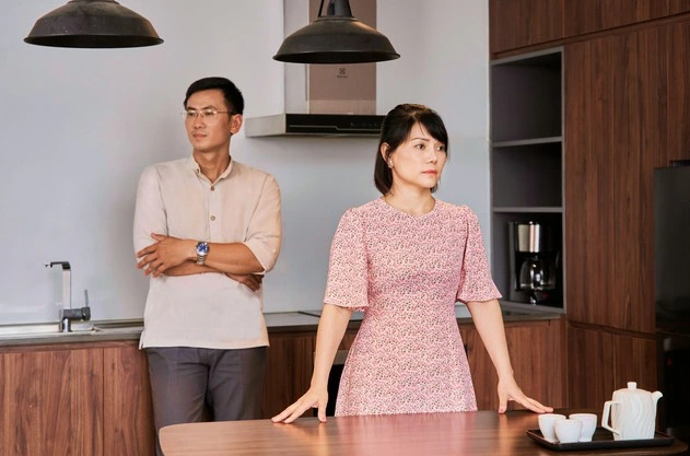 3 năm, 5 lần hủy chuyến bay v&igrave; mẹ chồng đột ngột đổ bệnh: Sự thật về người mẹ "yếu đuối" chỉ muốn con trai kh&ocirc;ng thể rời xa- Ảnh 1.