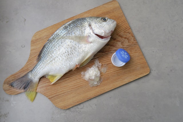 Mẹo đ&aacute;nh vảy c&aacute;: Kh&ocirc;ng cần dao hay đồ b&agrave;o, chỉ d&ugrave;ng 1 