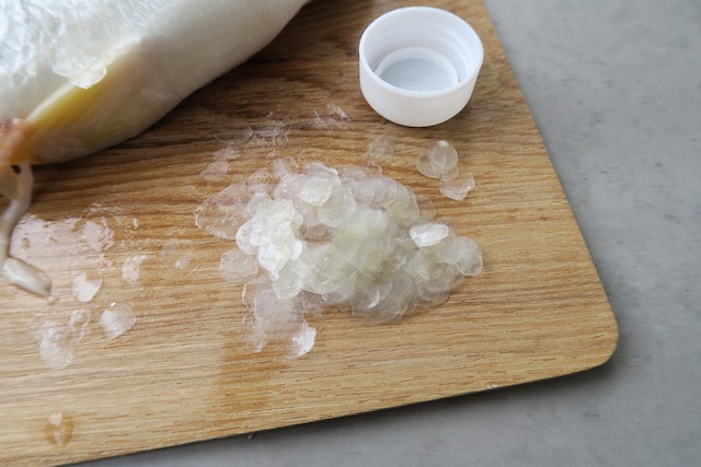 Mẹo đ&aacute;nh vảy c&aacute;: Kh&ocirc;ng cần dao hay đồ b&agrave;o, chỉ d&ugrave;ng 1 