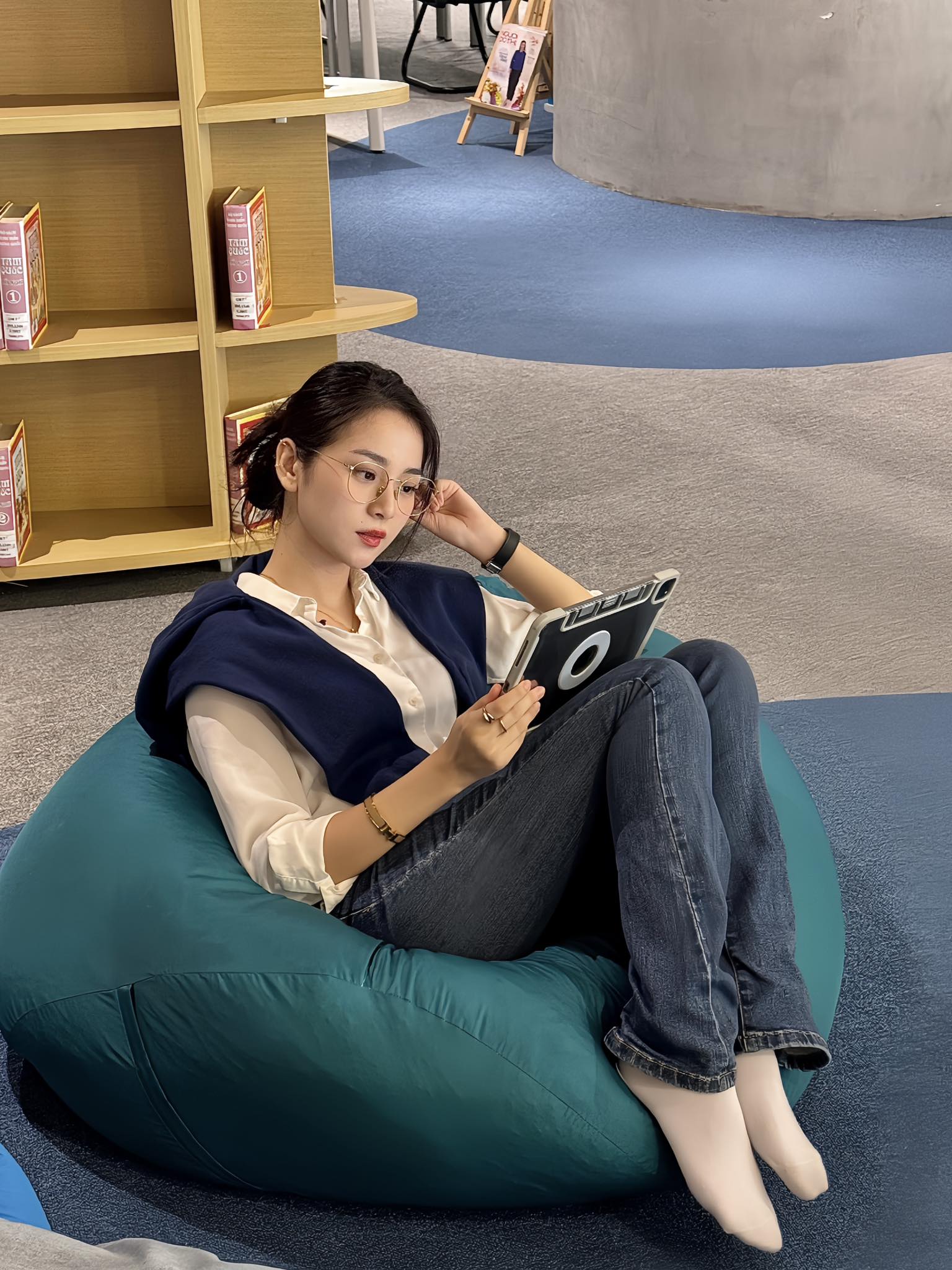 Nữ ch&iacute;nh phim "V&igrave; mẹ anh ph&aacute;n chia tay": Phong c&aacute;ch ngo&agrave;i đời ấn tượng, nh&igrave;n l&agrave; muốn học theo- Ảnh 9.