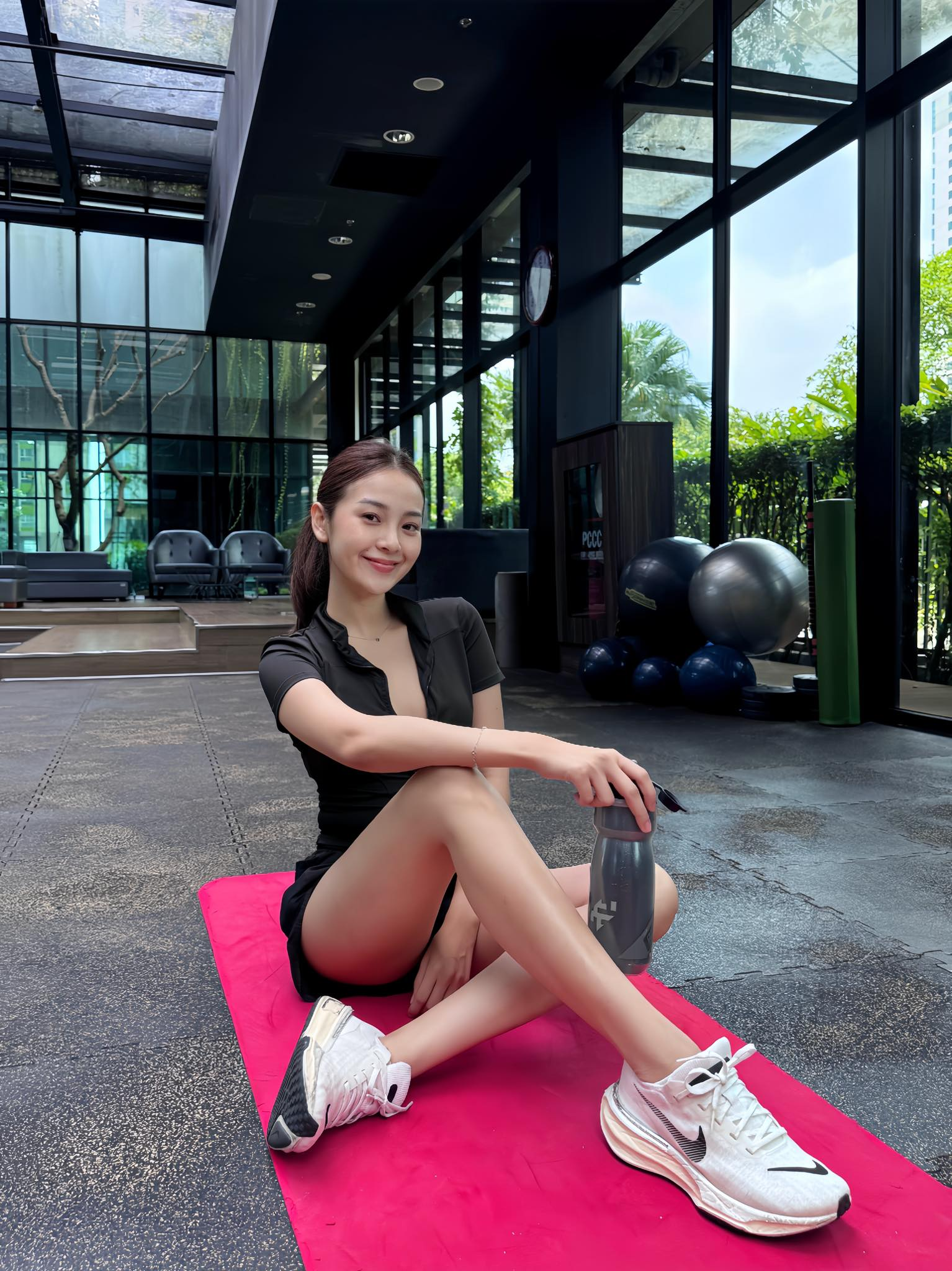 Nữ ch&iacute;nh phim "V&igrave; mẹ anh ph&aacute;n chia tay": Phong c&aacute;ch ngo&agrave;i đời ấn tượng, nh&igrave;n l&agrave; muốn học theo- Ảnh 20.