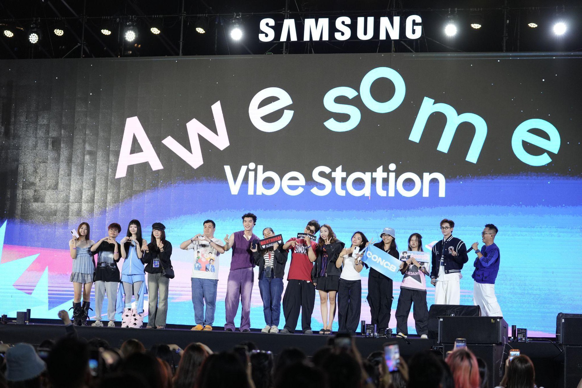 Đ&ecirc;m nhạc Awesome Vibe Station khuấy đảo Gen Z TP.HCM, t&iacute;n đồ Galaxy A57/A37 5G đổ về nườm nượp- Ảnh 1.