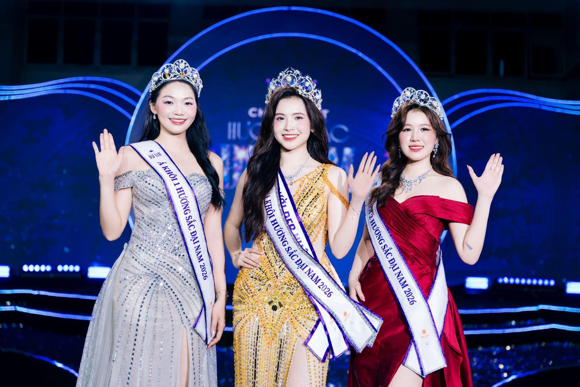 &ldquo;Hoa kh&ocirc;i trường&rdquo; m&agrave; cỡ n&agrave;y? Hương Sắc Đại Nam 2026 khiến netizen đứng h&igrave;nh v&igrave; qu&aacute; ho&agrave;nh tr&aacute;ng- Ảnh 1.