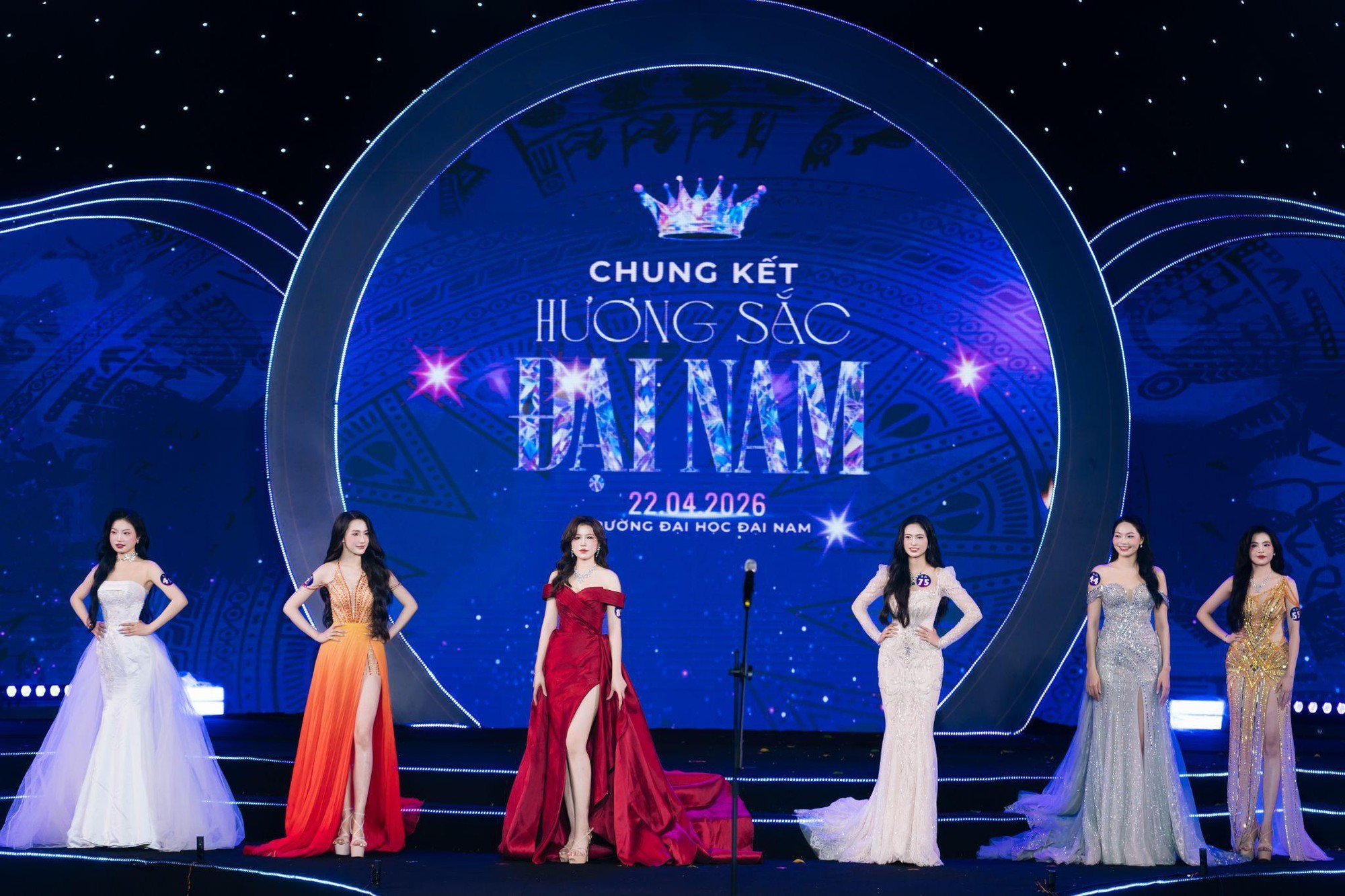 &ldquo;Hoa kh&ocirc;i trường&rdquo; m&agrave; cỡ n&agrave;y? Hương Sắc Đại Nam 2026 khiến netizen đứng h&igrave;nh v&igrave; qu&aacute; ho&agrave;nh tr&aacute;ng- Ảnh 11.