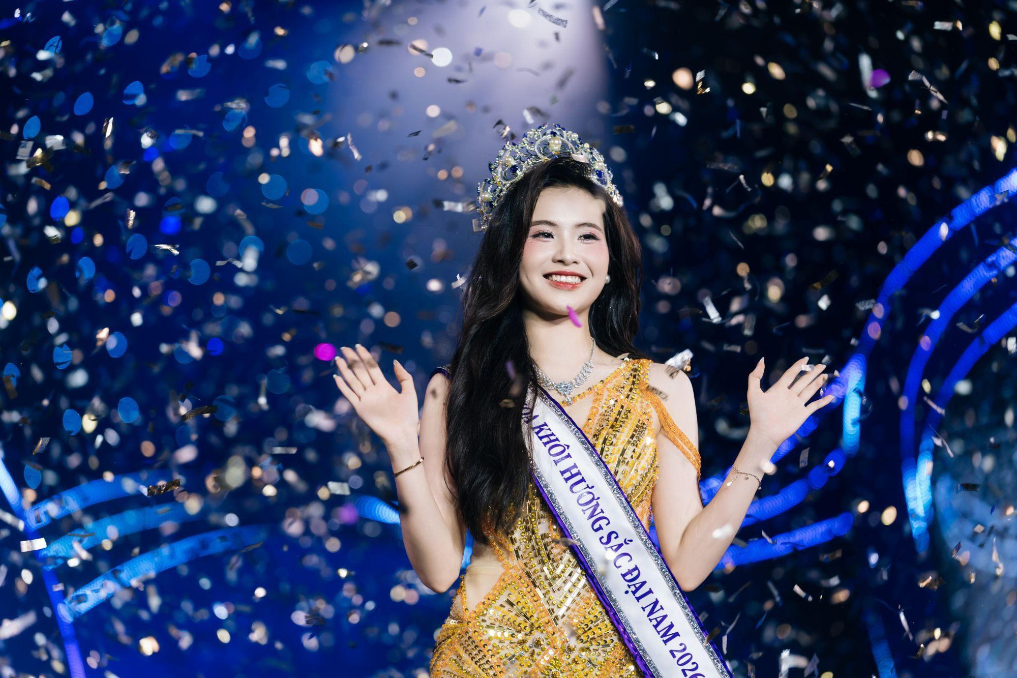 &ldquo;Hoa kh&ocirc;i trường&rdquo; m&agrave; cỡ n&agrave;y? Hương Sắc Đại Nam 2026 khiến netizen đứng h&igrave;nh v&igrave; qu&aacute; ho&agrave;nh tr&aacute;ng- Ảnh 13.
