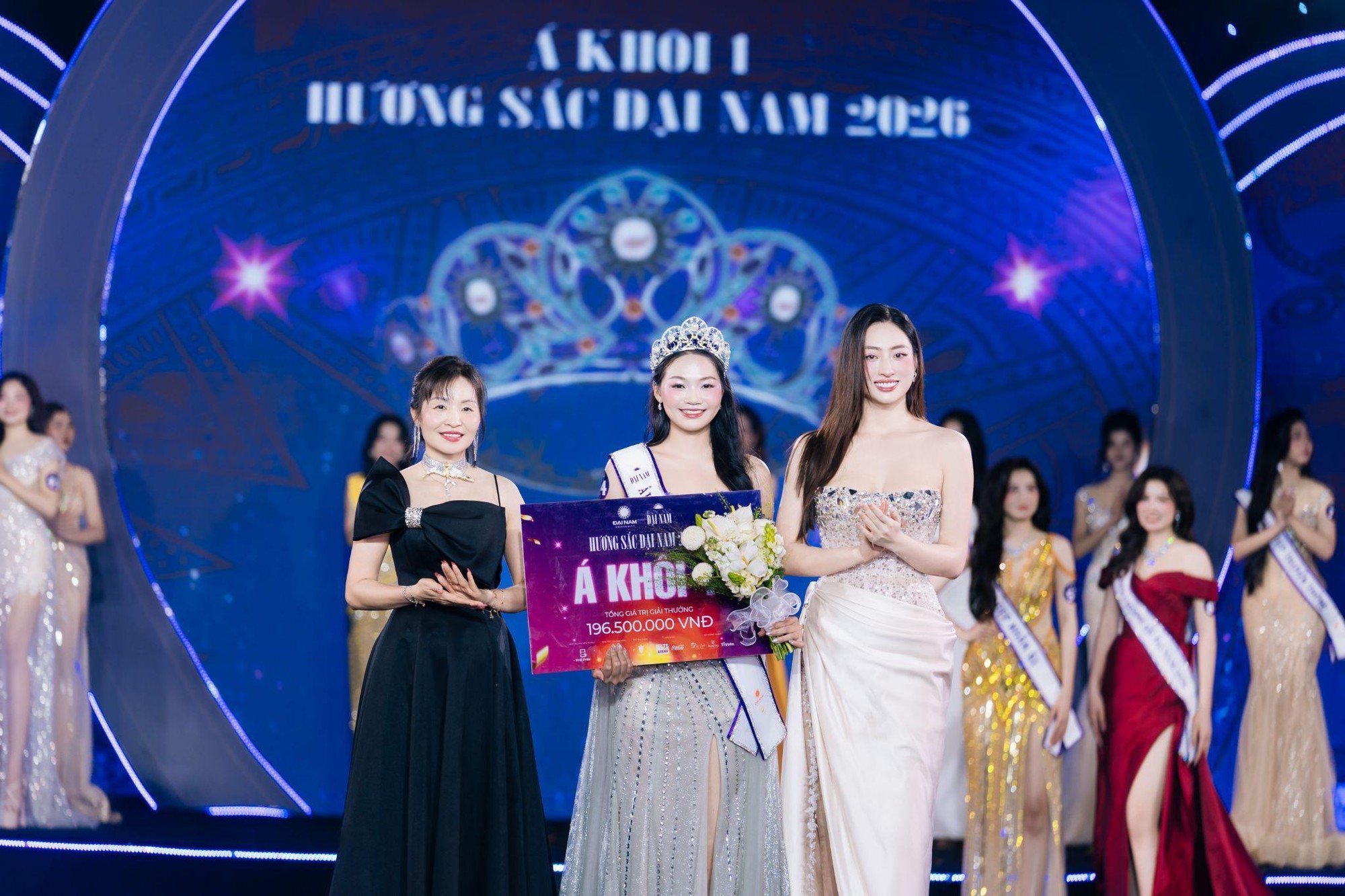 &ldquo;Hoa kh&ocirc;i trường&rdquo; m&agrave; cỡ n&agrave;y? Hương Sắc Đại Nam 2026 khiến netizen đứng h&igrave;nh v&igrave; qu&aacute; ho&agrave;nh tr&aacute;ng- Ảnh 14.