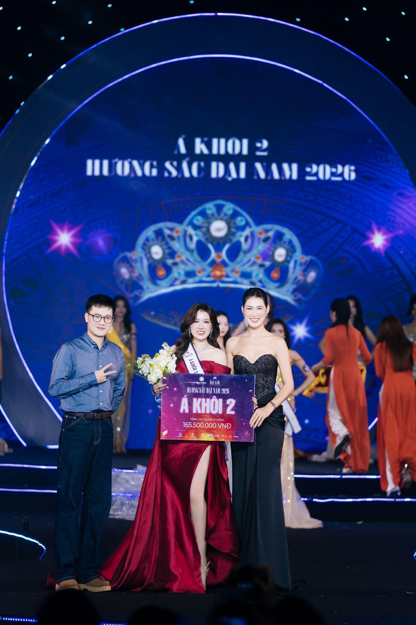 &ldquo;Hoa kh&ocirc;i trường&rdquo; m&agrave; cỡ n&agrave;y? Hương Sắc Đại Nam 2026 khiến netizen đứng h&igrave;nh v&igrave; qu&aacute; ho&agrave;nh tr&aacute;ng- Ảnh 15.