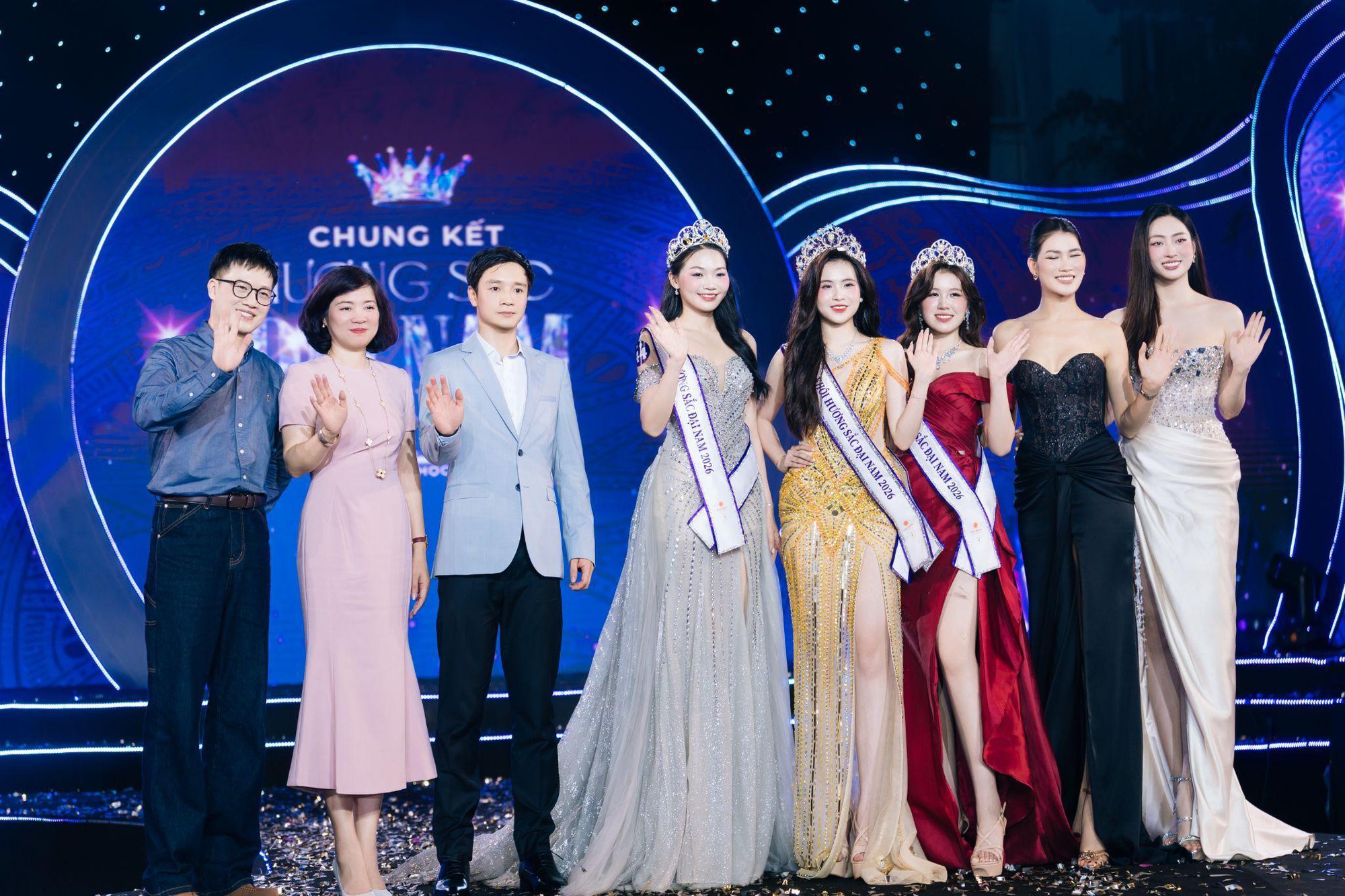 &ldquo;Hoa kh&ocirc;i trường&rdquo; m&agrave; cỡ n&agrave;y? Hương Sắc Đại Nam 2026 khiến netizen đứng h&igrave;nh v&igrave; qu&aacute; ho&agrave;nh tr&aacute;ng- Ảnh 5.